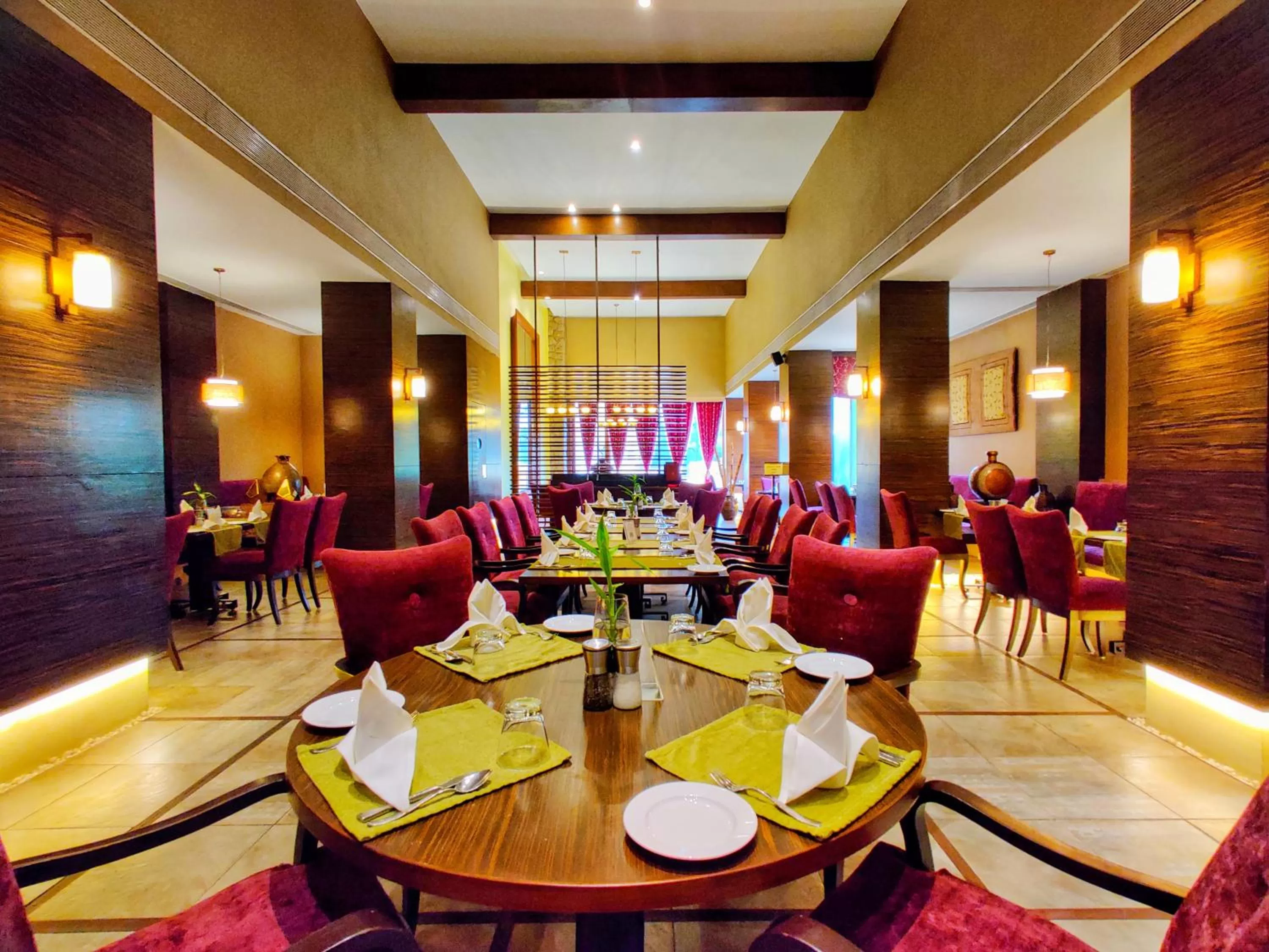 Restaurant/places to eat in Fariyas Resort Lonavala