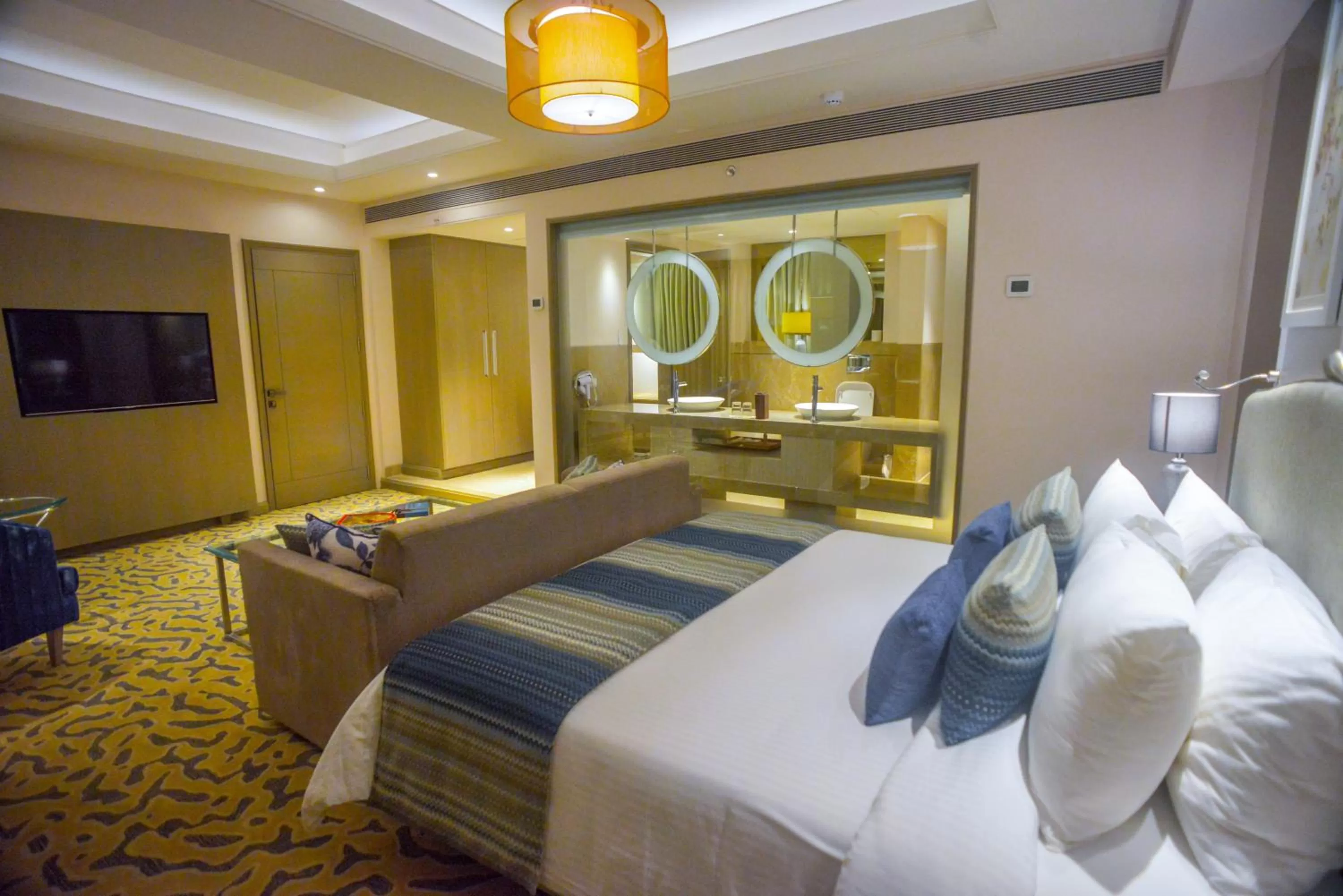 Bedroom, Bed in Efcee Sarovar Premiere Bhavnagar