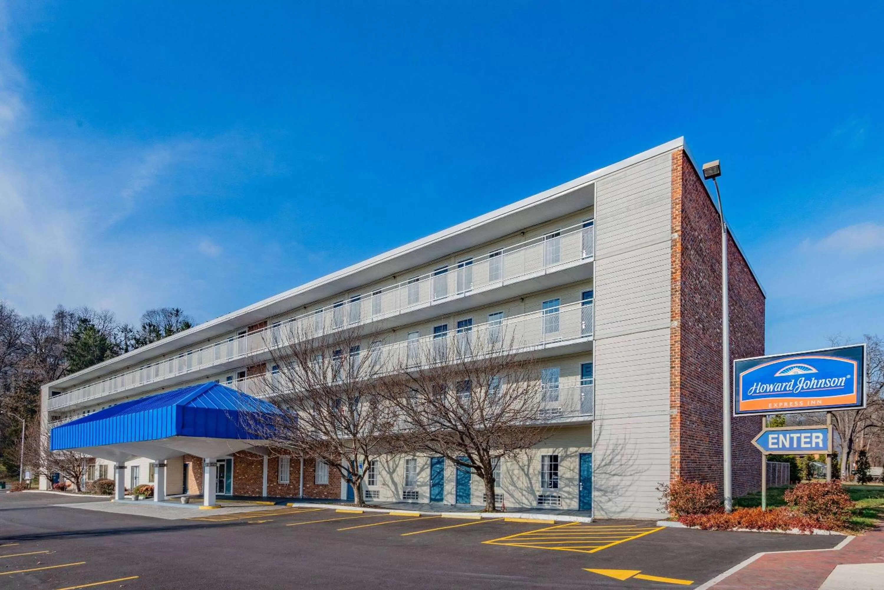 Property building in Howard Johnson by Wyndham Staunton