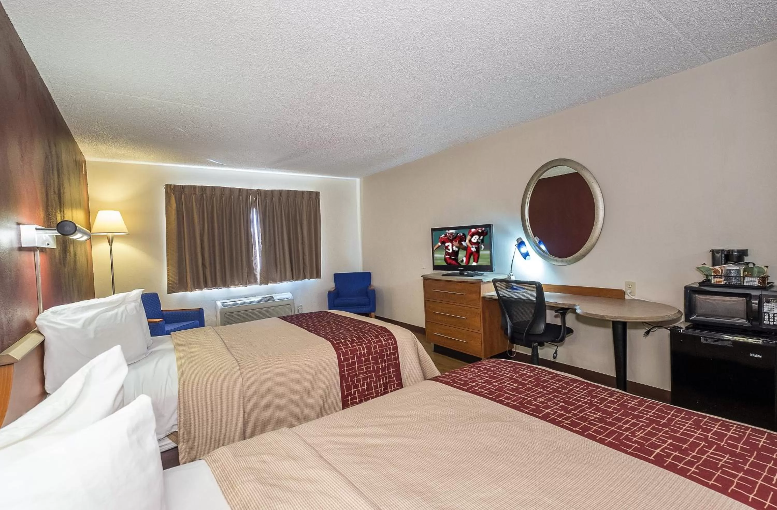 Photo of the whole room, Bed in Red Roof Inn & Suites Cleveland - Elyria
