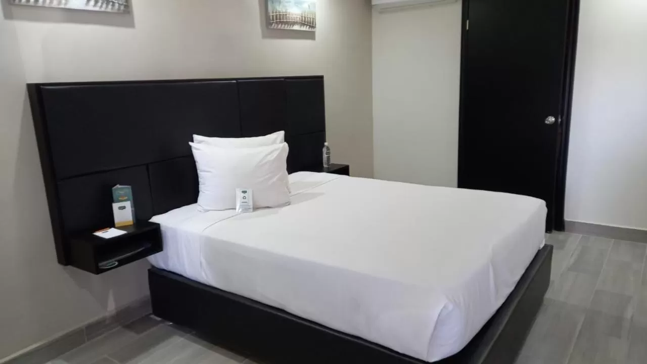 Bedroom, Bed in Hotel Siesta Real