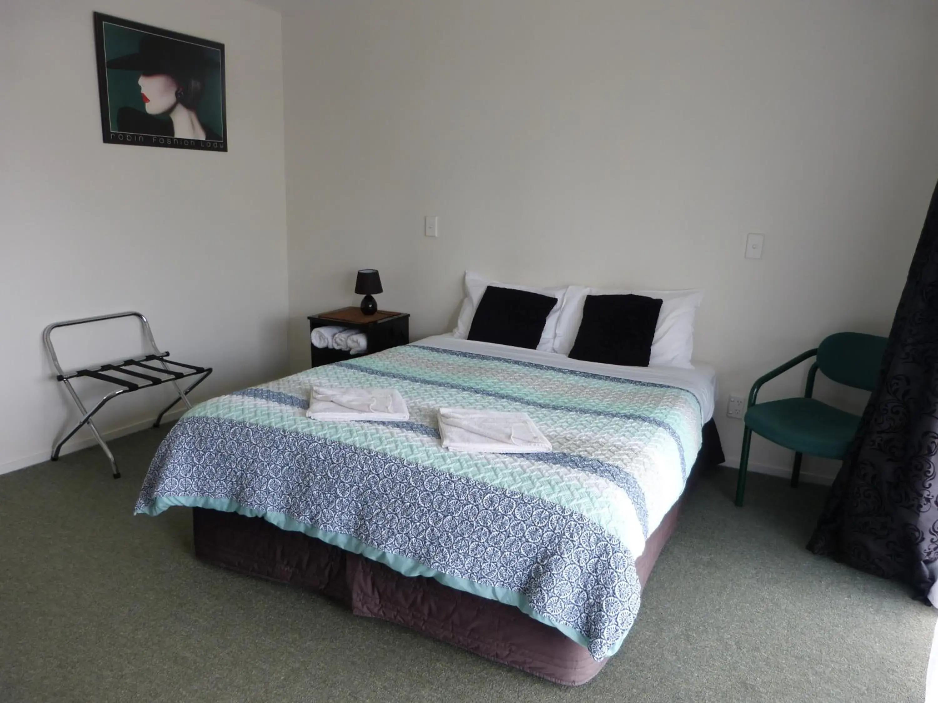 Queen Studio Units - single occupancy in Blake Court Motel Queen Studio Units - single occupancy in Blake Court Motel