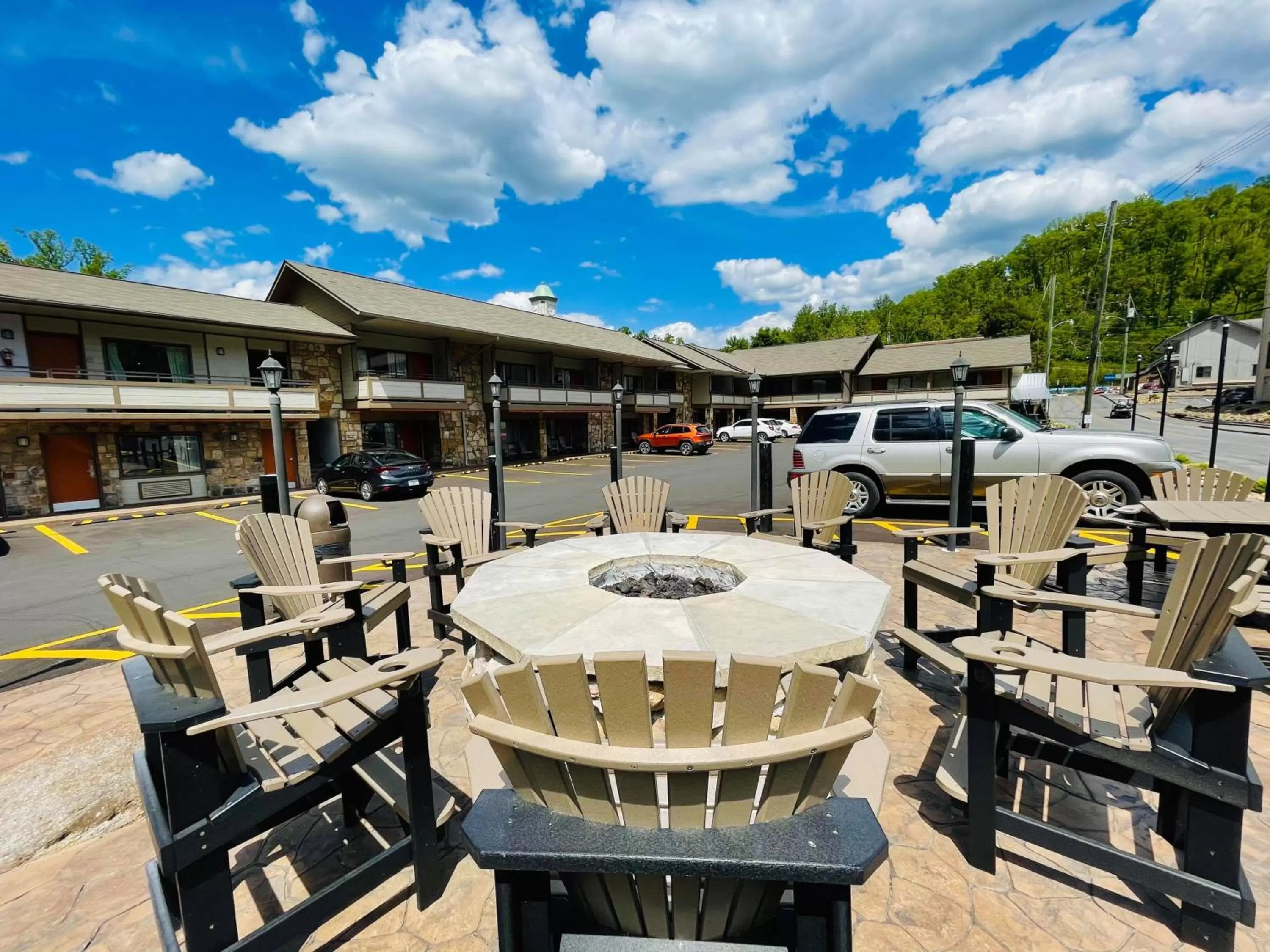 Property building in Howard Johnson by Wyndham Downtown Gatlinburg