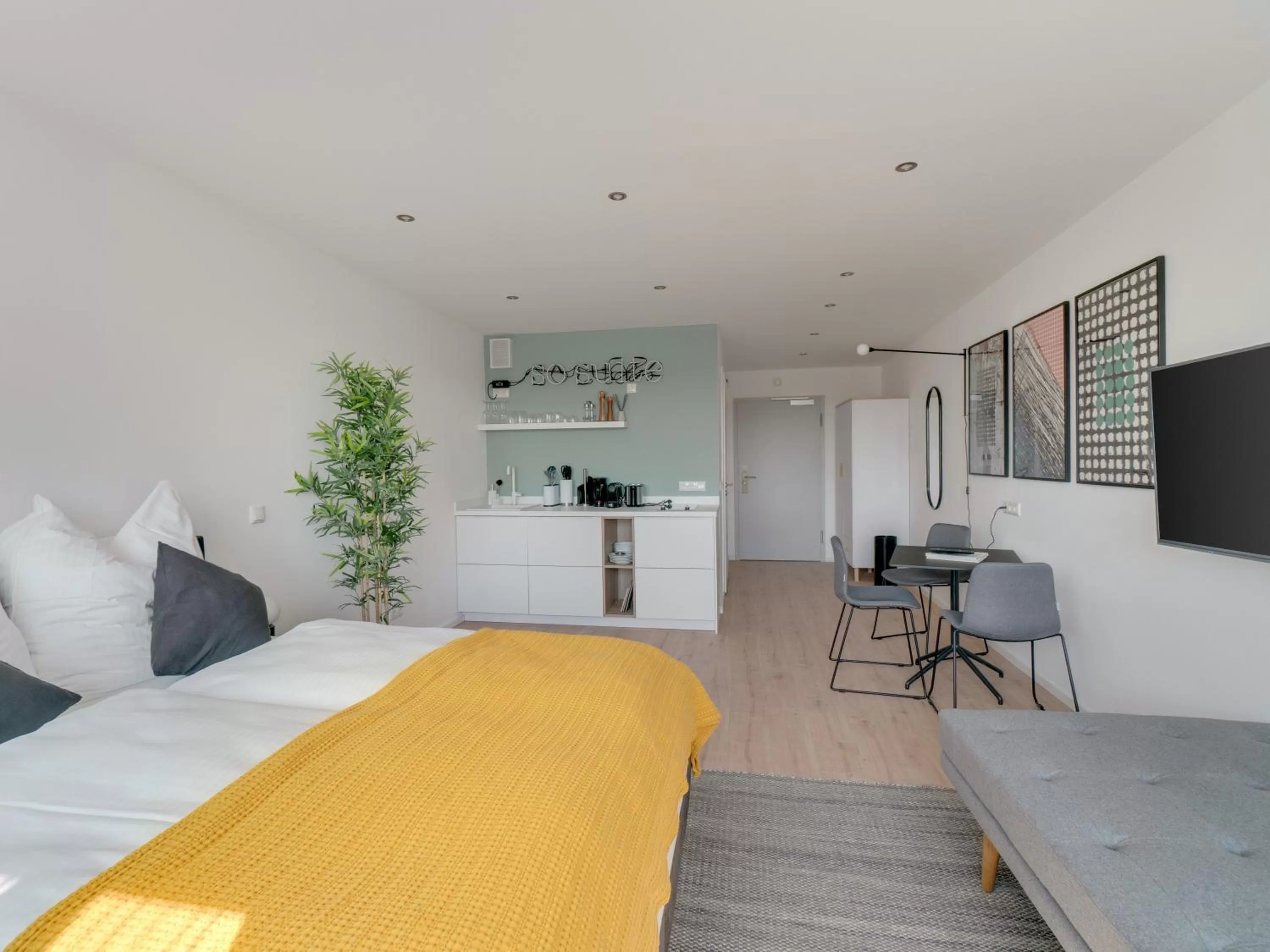 Bed in Limehome Darmstadt Wilhelminenstraße - Digital Access