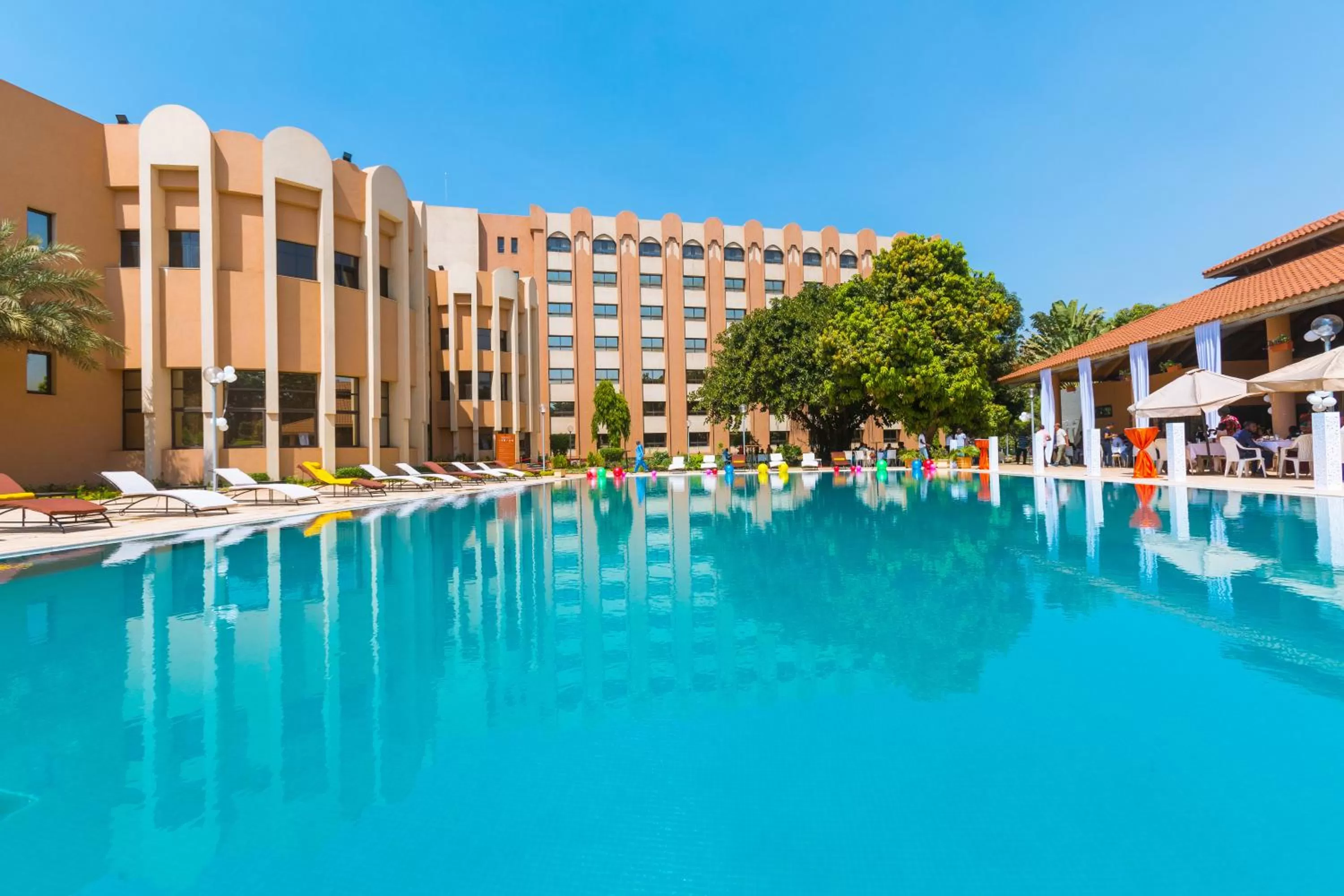 Property building, Swimming Pool in Azalaï Hôtel Bamako