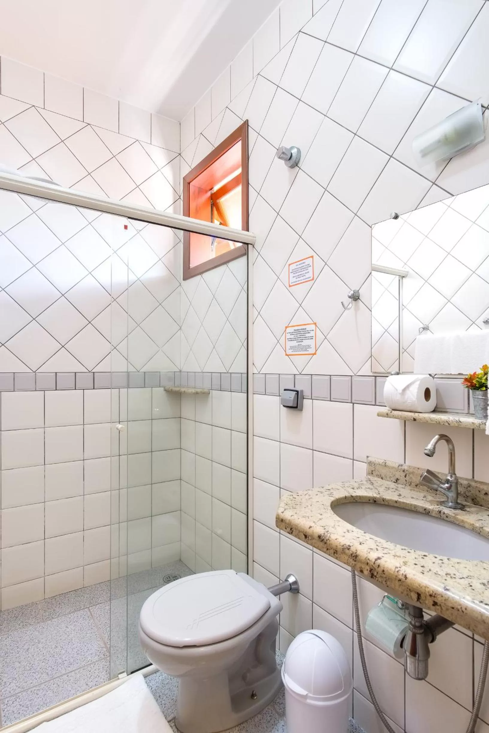 Shower, Bathroom in Pousada Vivamar