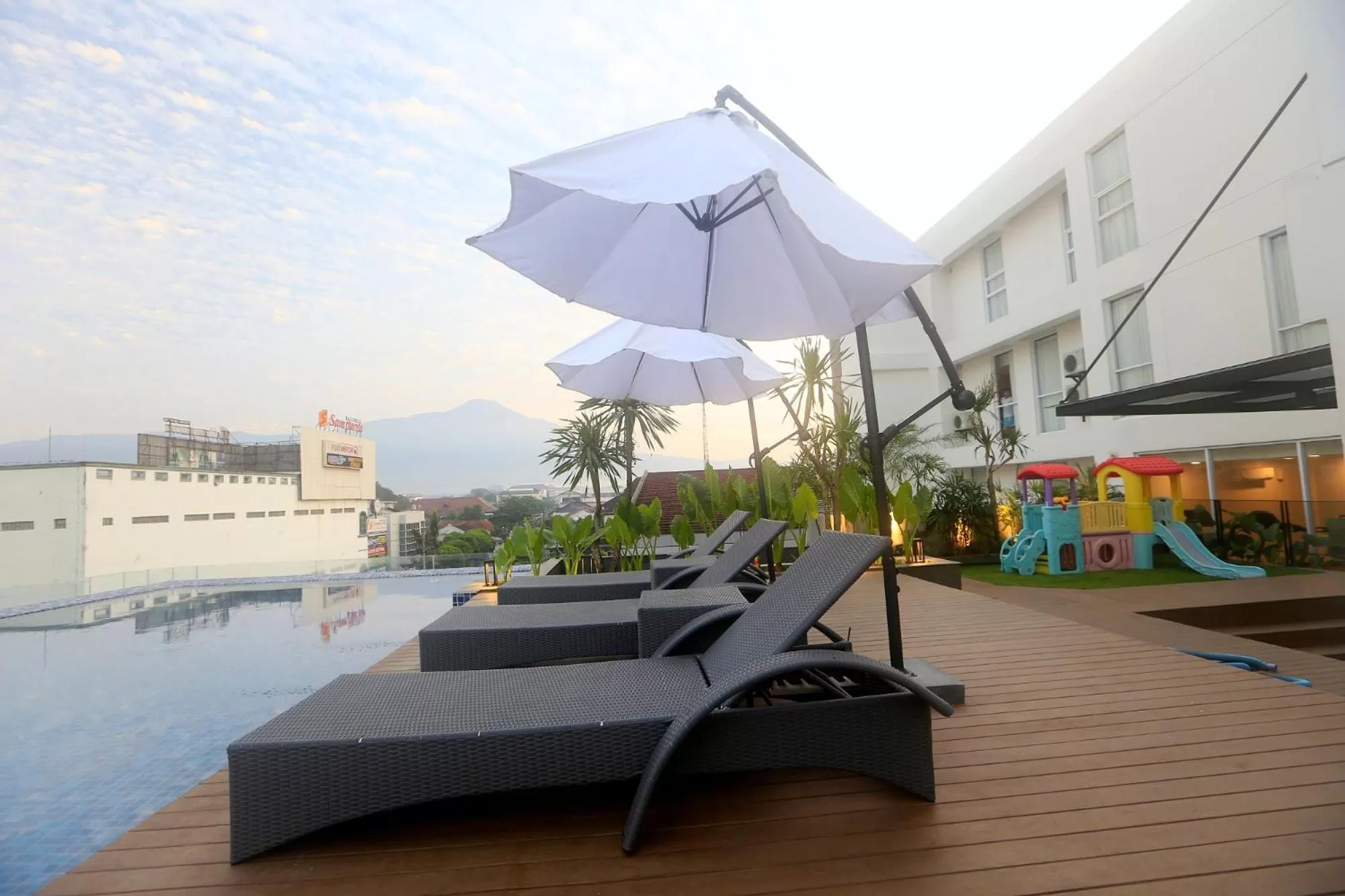 Swimming pool in Luminor Hotel Purwokerto By WH
