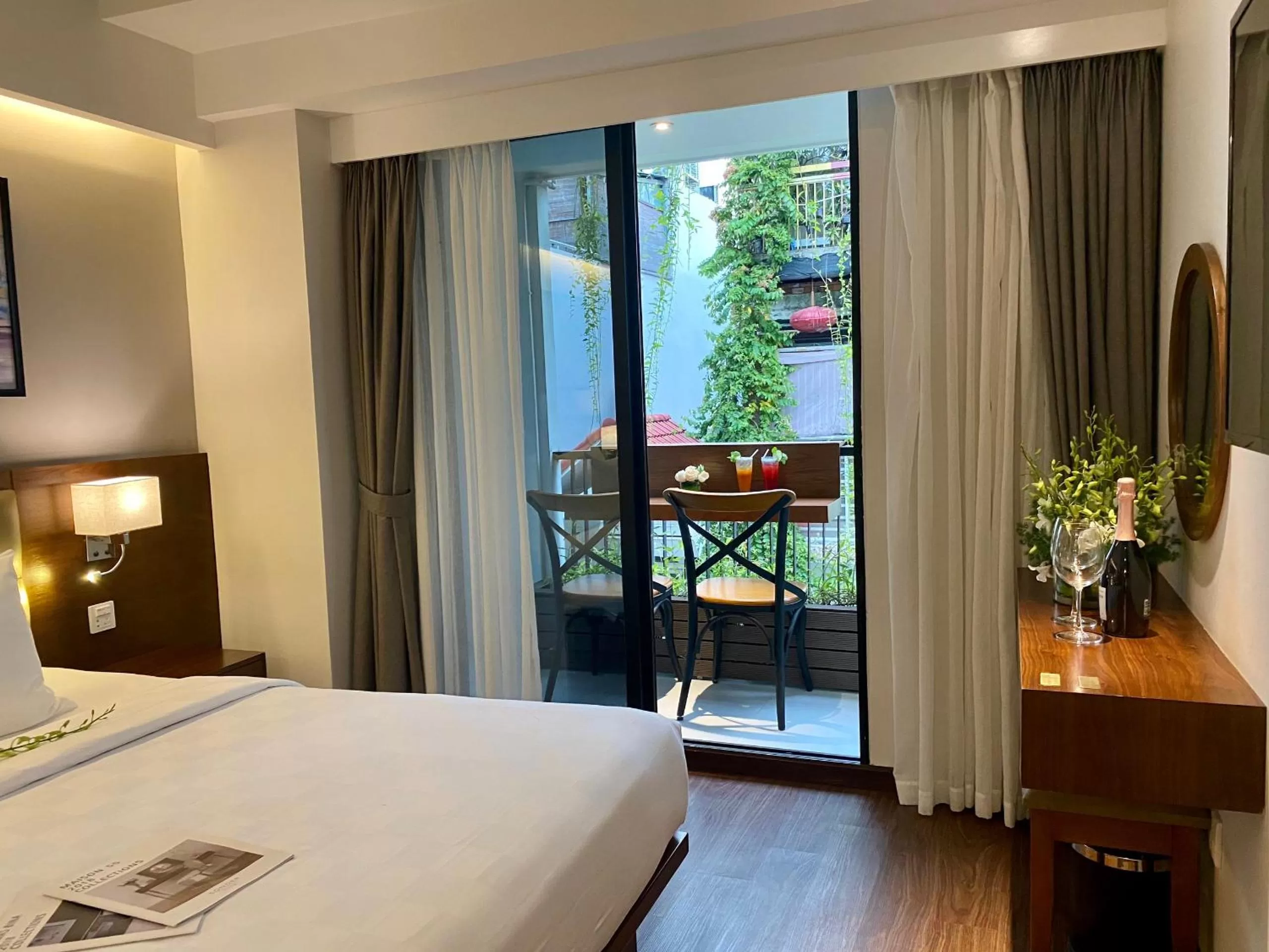 Balcony/Terrace, Bed in UpTown Hotel