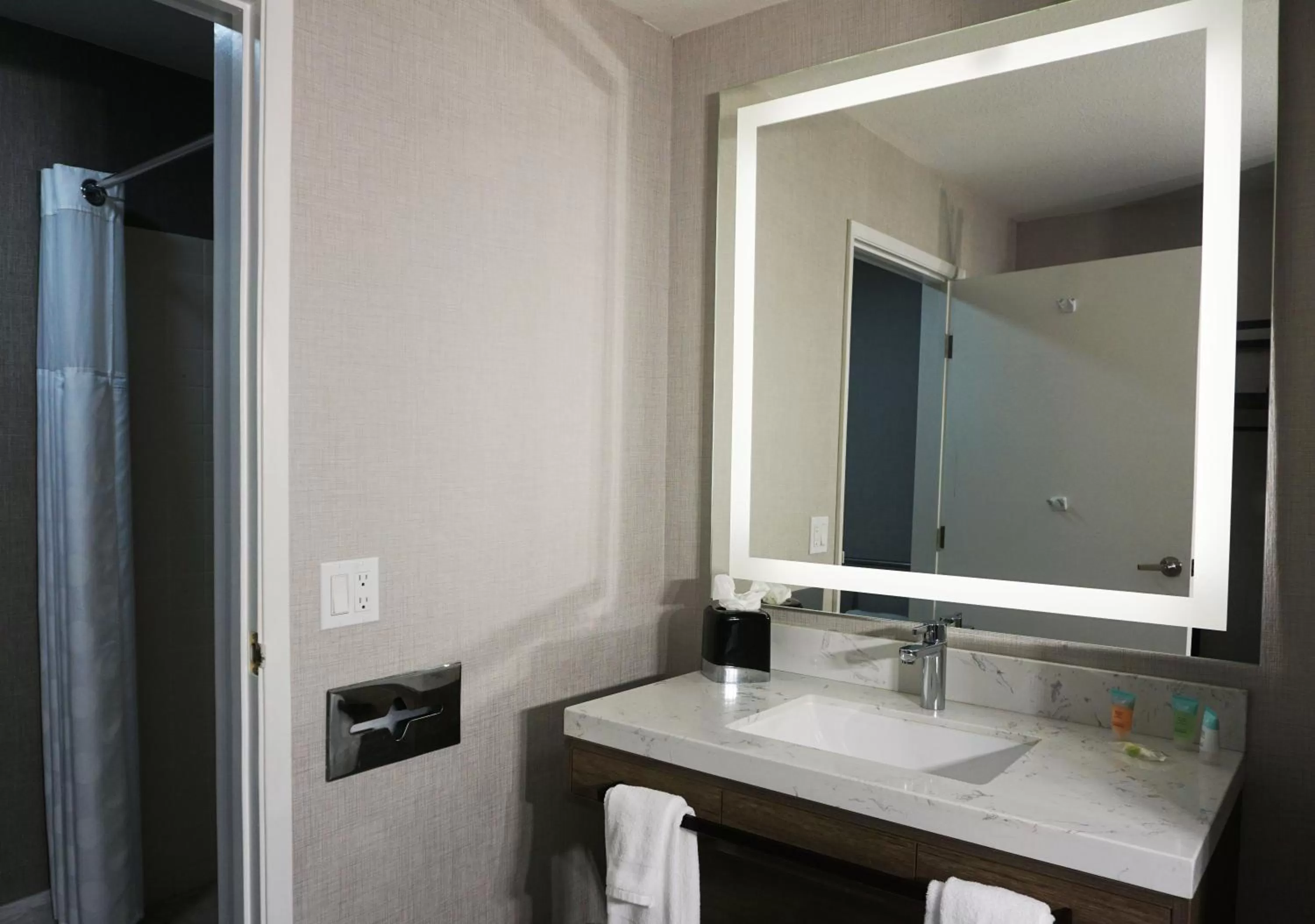 Bathroom in Modesto Hotel - Gateway to Yosemite