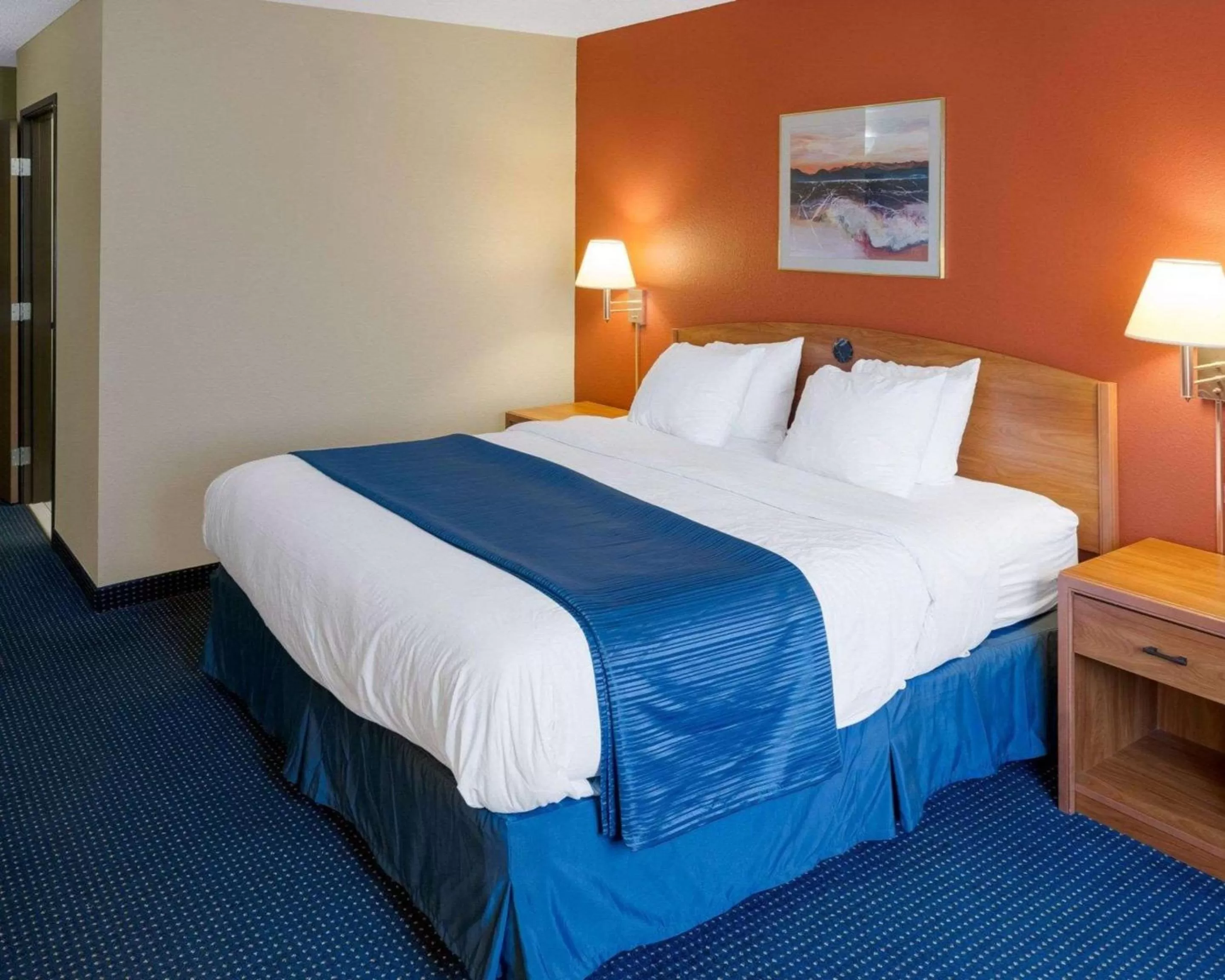 Photo of the whole room, Bed in Quality Inn Lakeville North