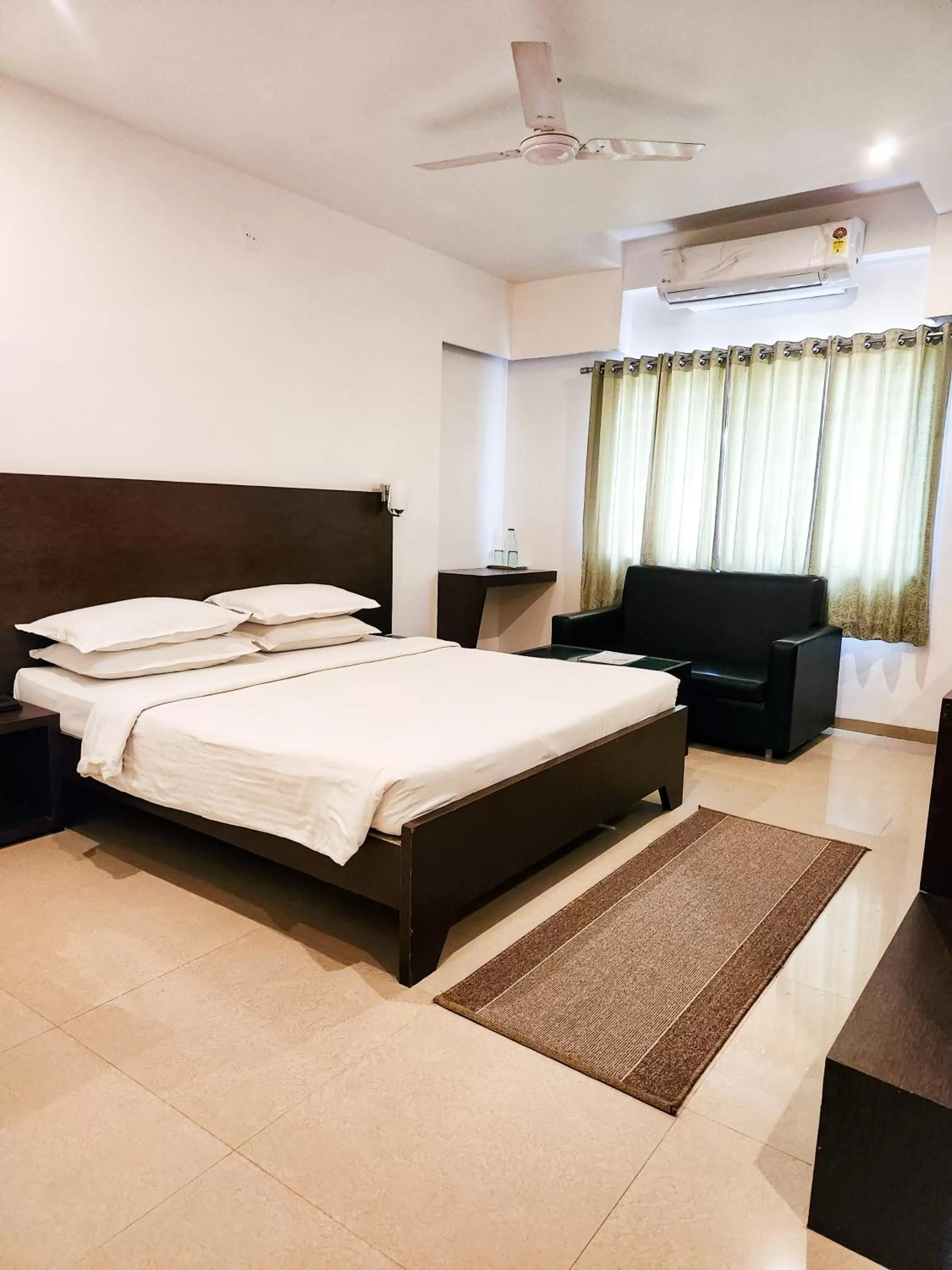 Photo of the whole room in Hotel Rajwada Aurangabad