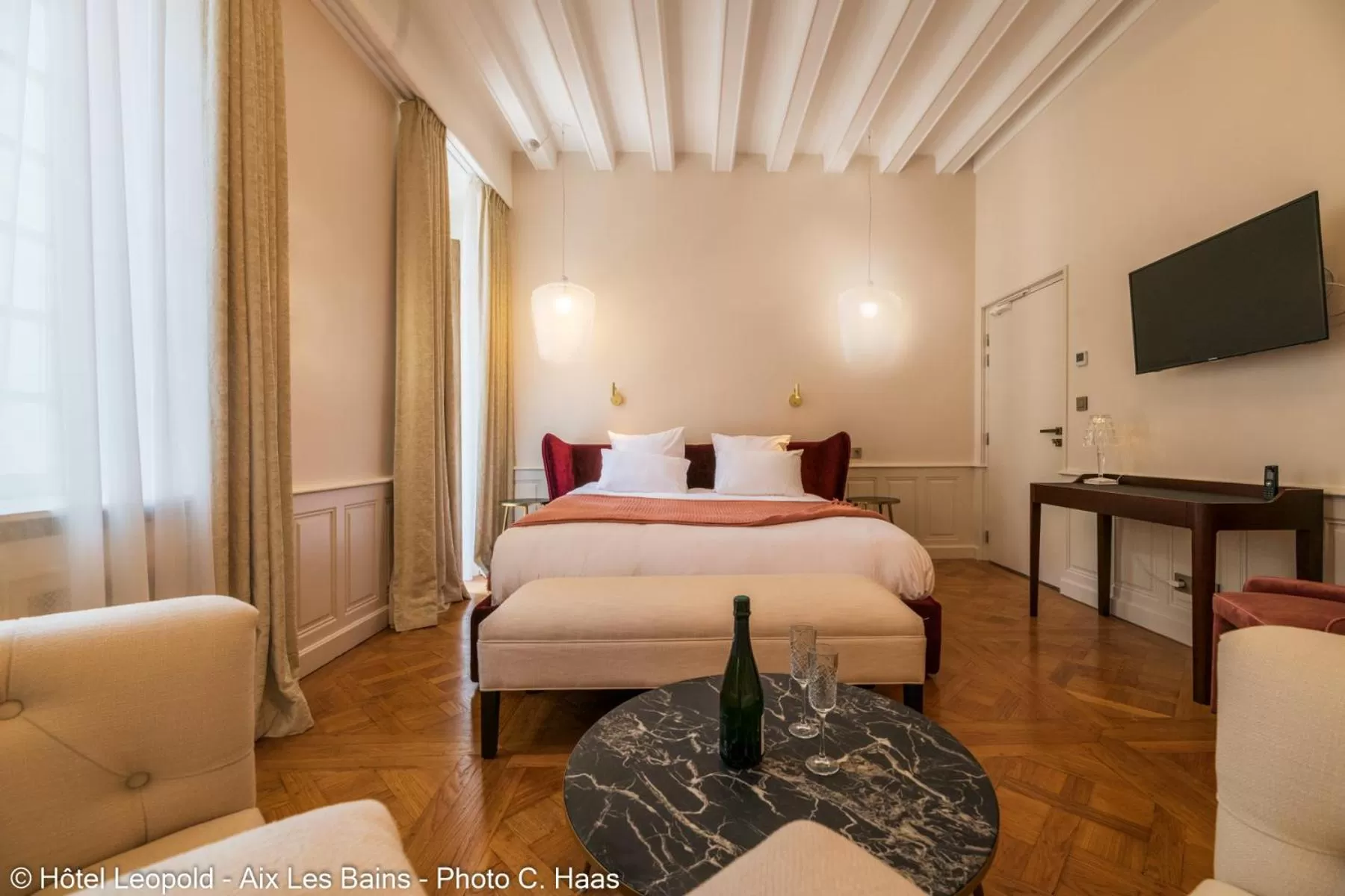 Photo of the whole room, Bed in Belle Epoque