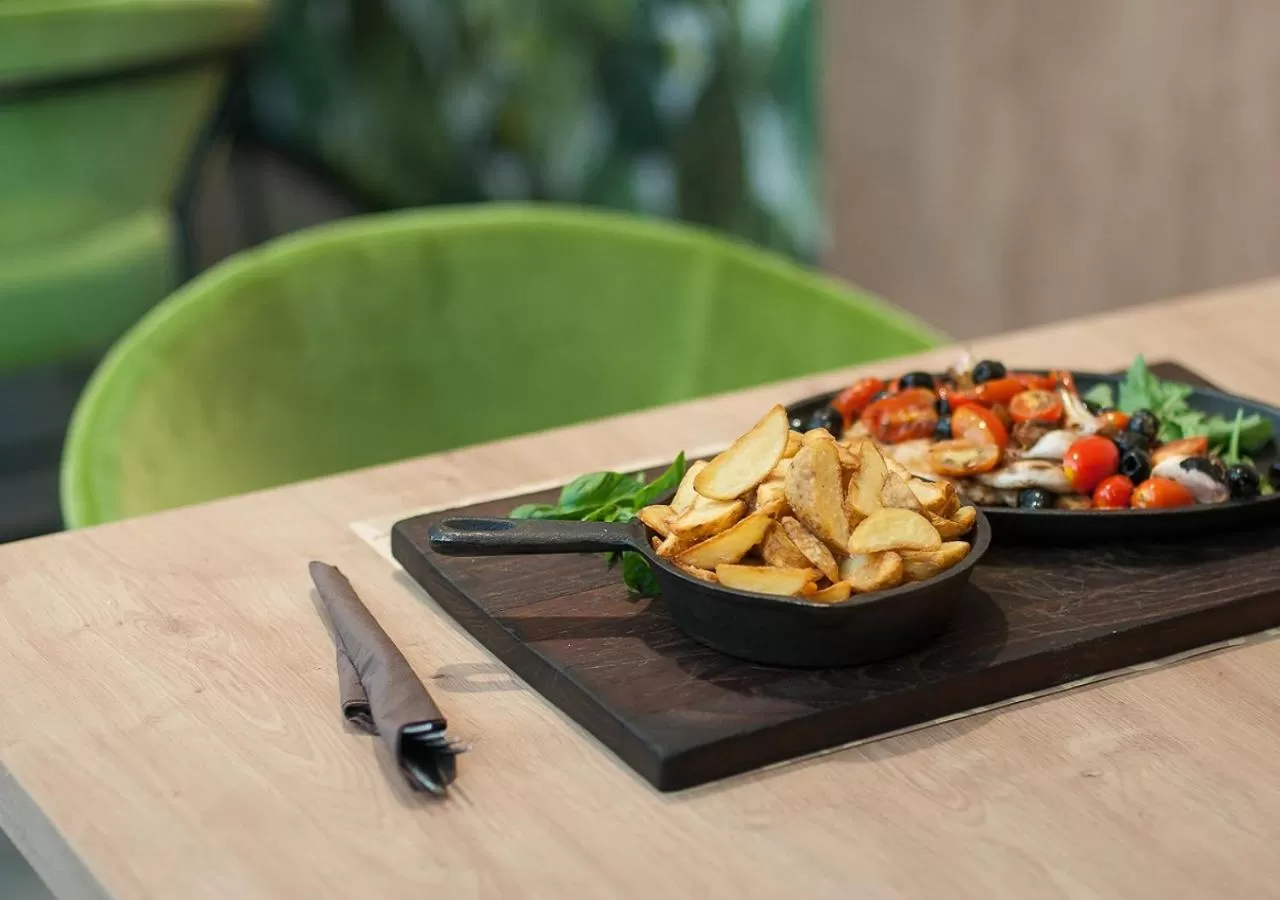 Restaurant/places to eat in Urban Ring Hotel