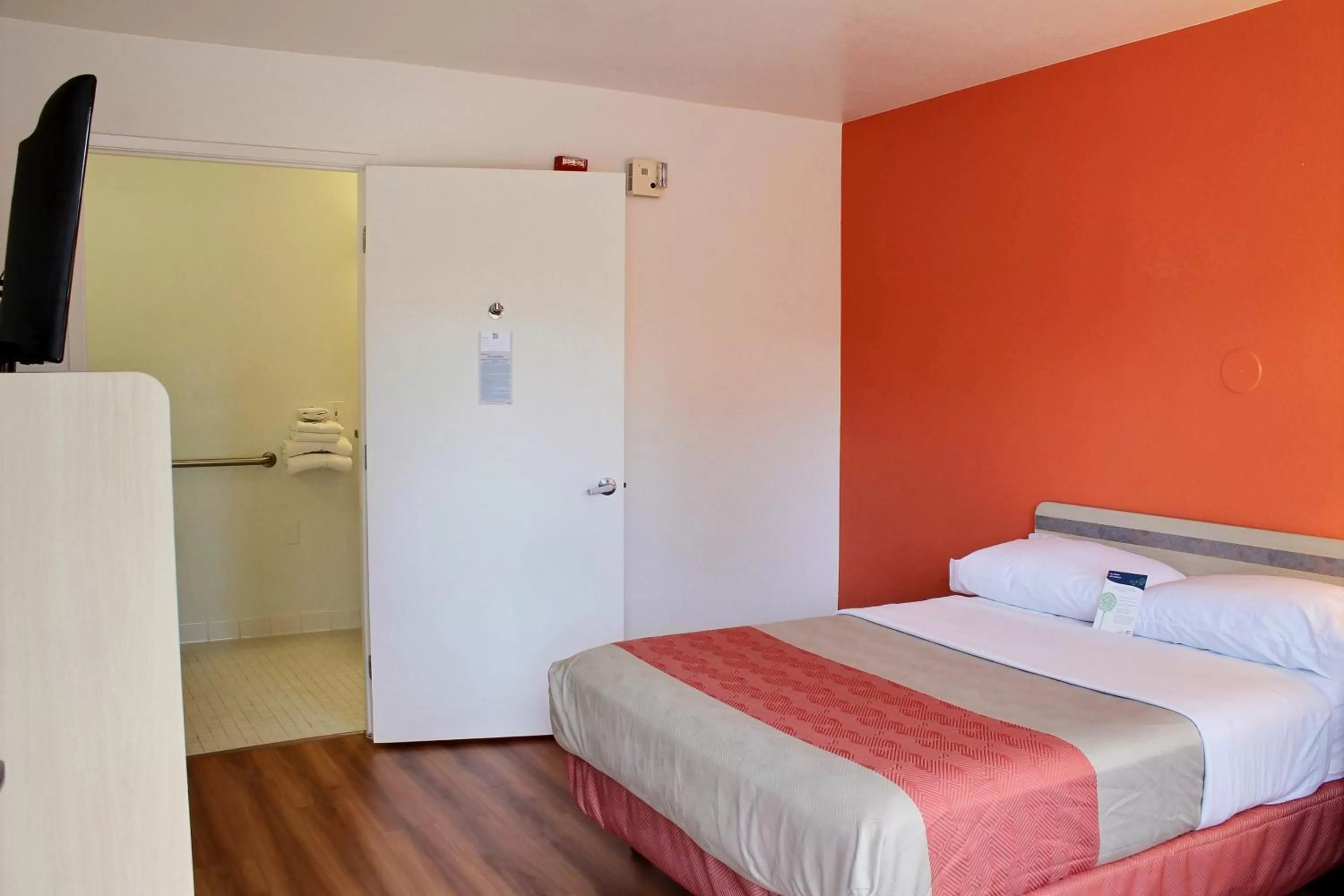 Bedroom in Motel 6-San Luis Obispo, CA - North