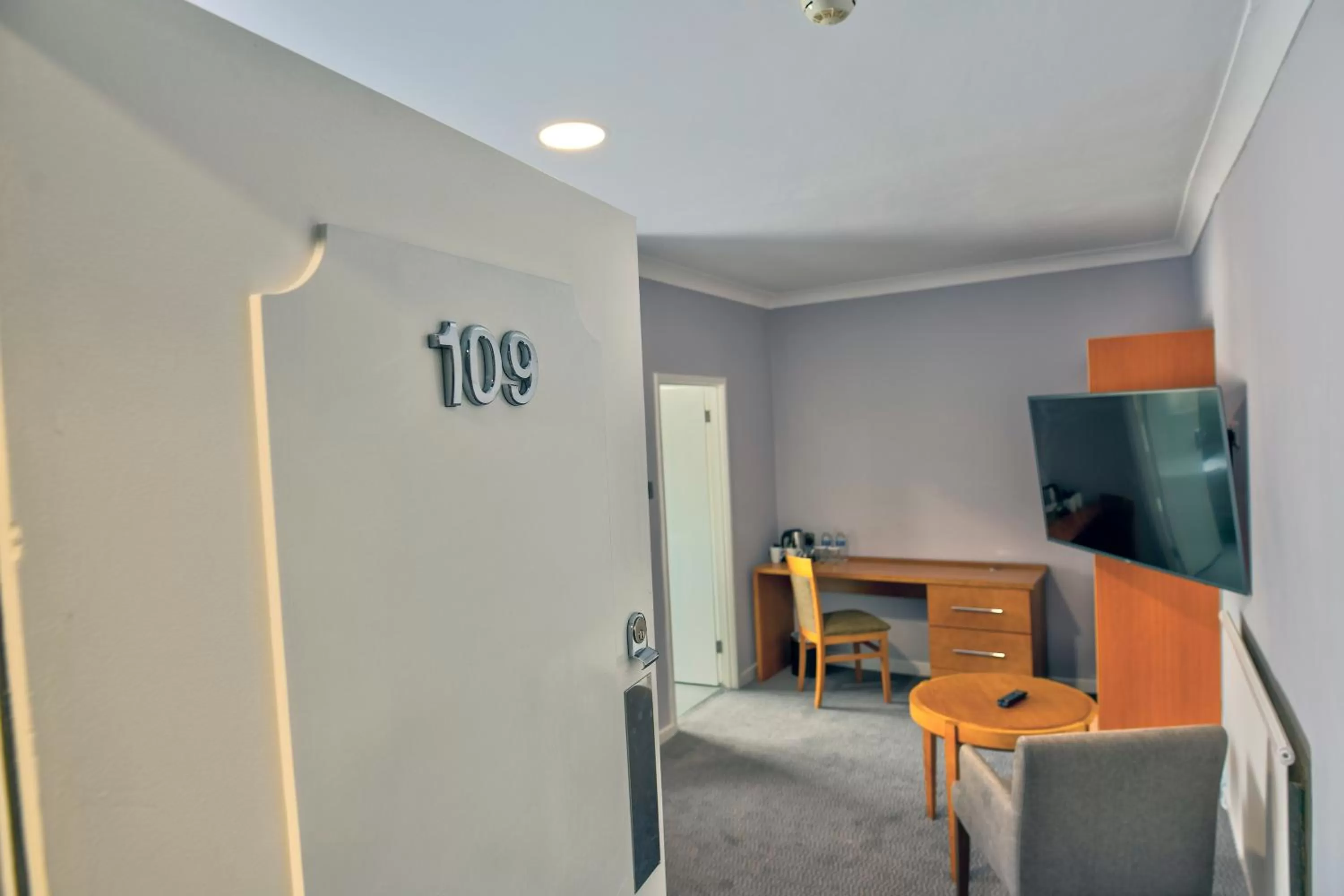 Bedroom, TV/Entertainment Center in The Bridge Hotel