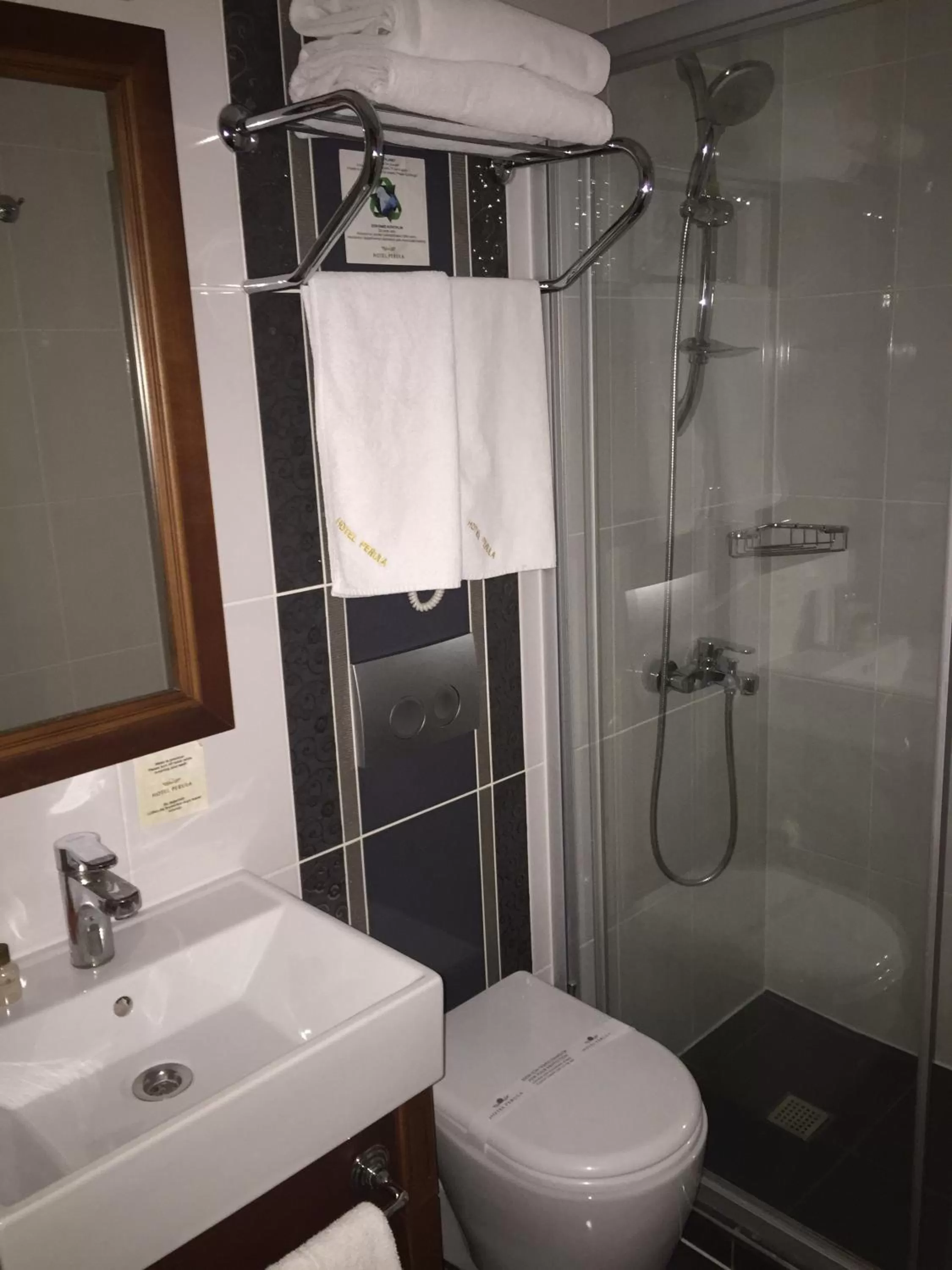 Bathroom in Hotel Perula & SPA