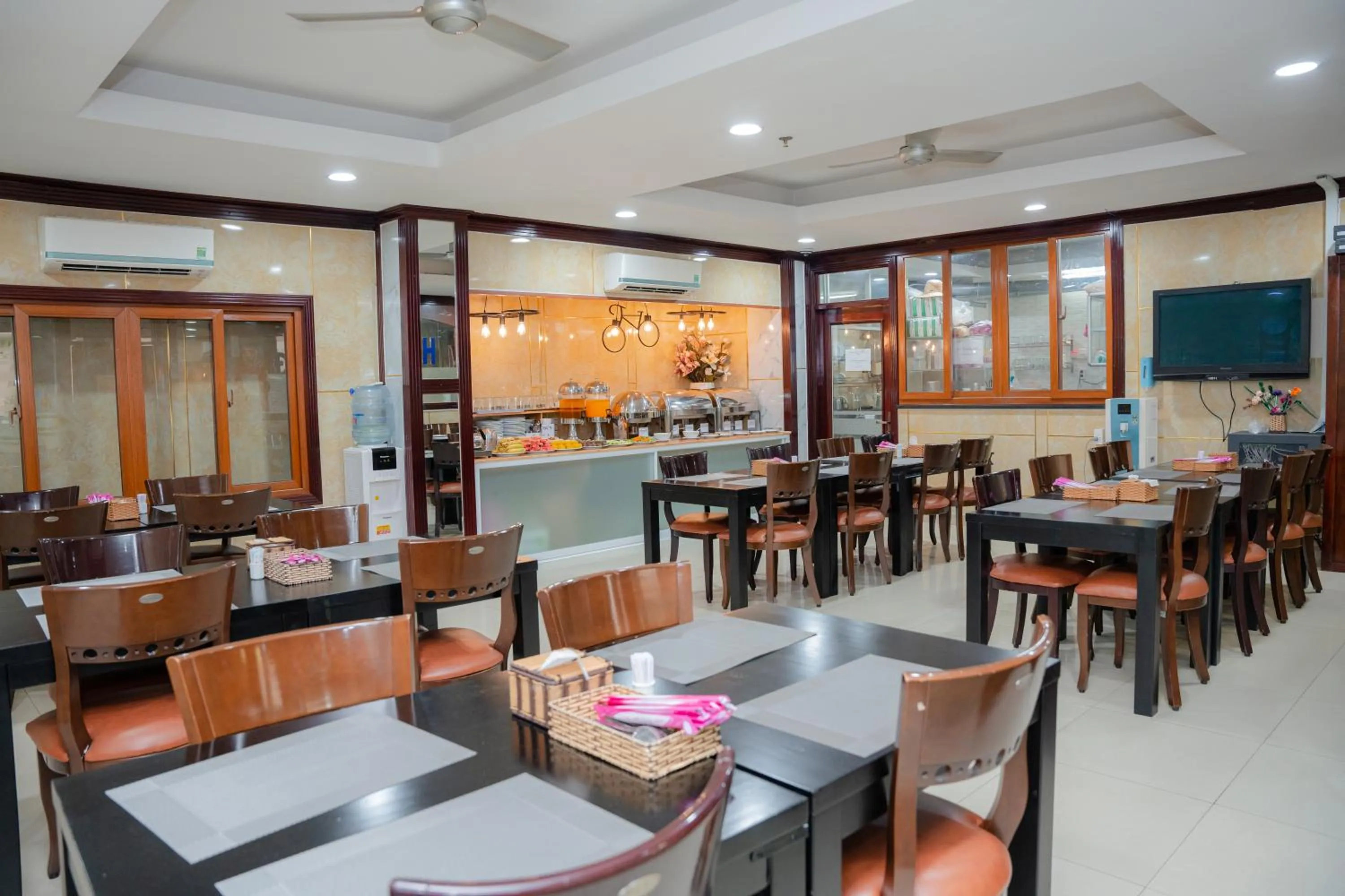 Restaurant/places to eat in Duc Minh Saigon Airport Hotel
