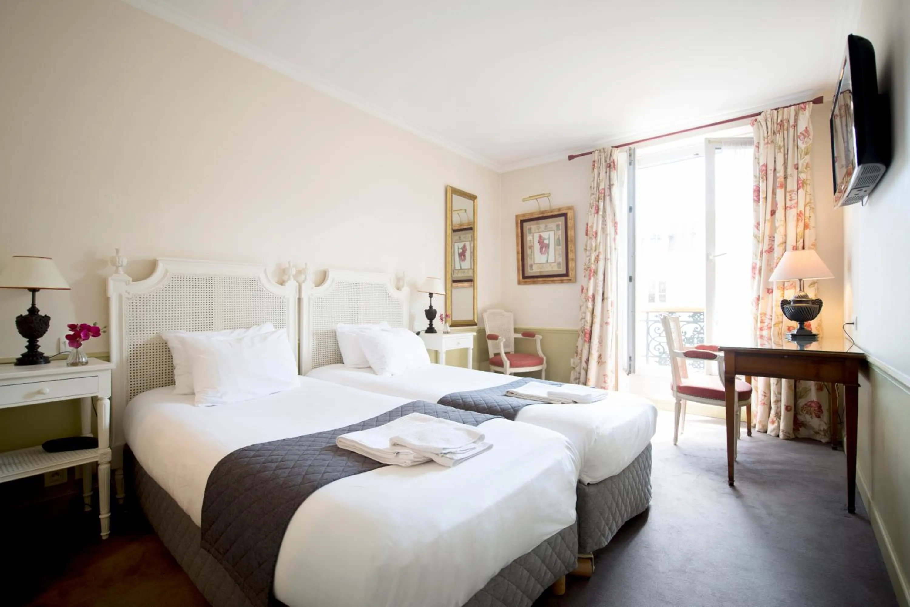 Photo of the whole room, Bed in France Louvre