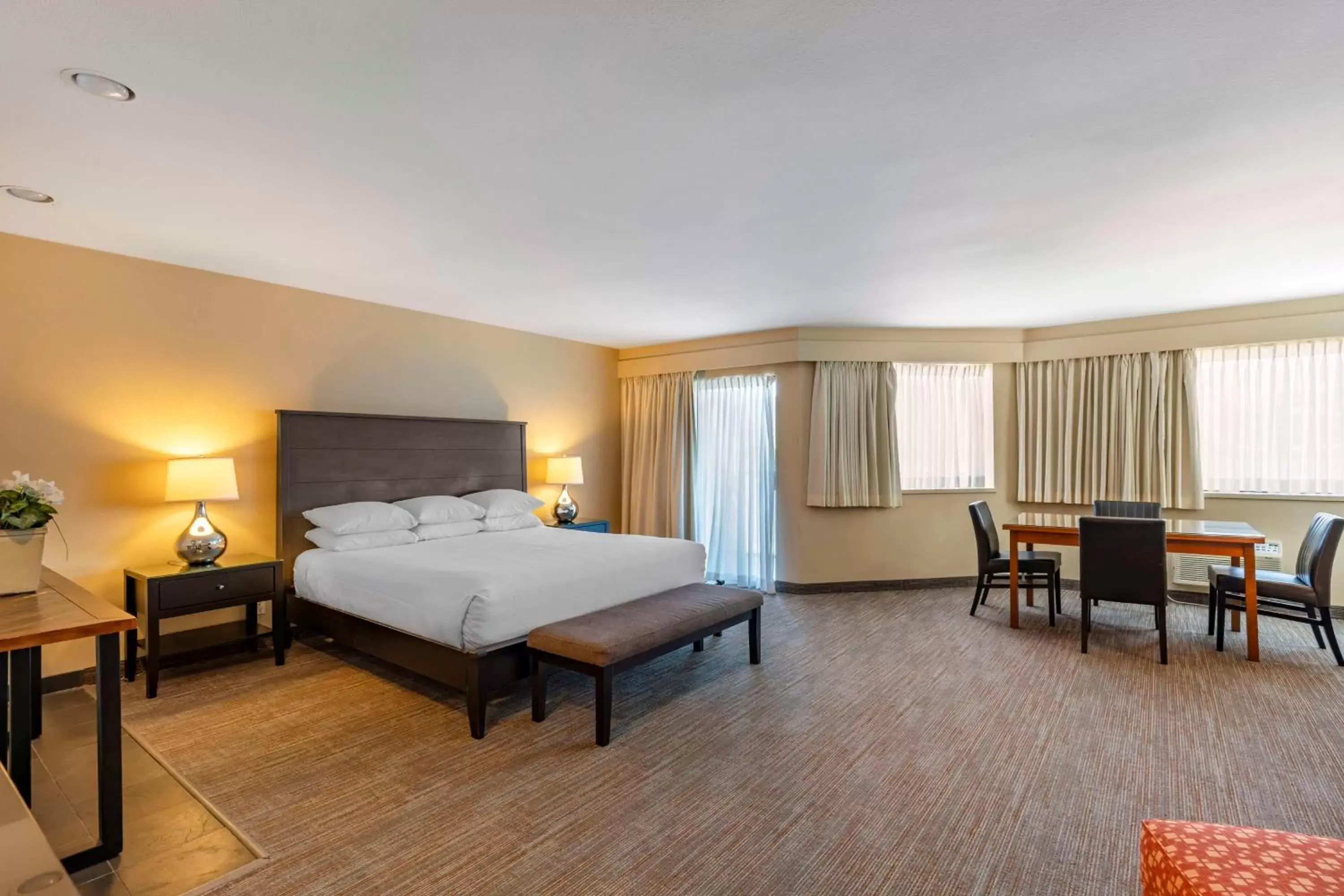 Suite with River View with One King Bed and One Queen Bed - No Pets in Best Western Plus Hood River Inn Suite with River View with One King Bed and One Queen Bed - No Pets in Best Western Plus Hood River Inn