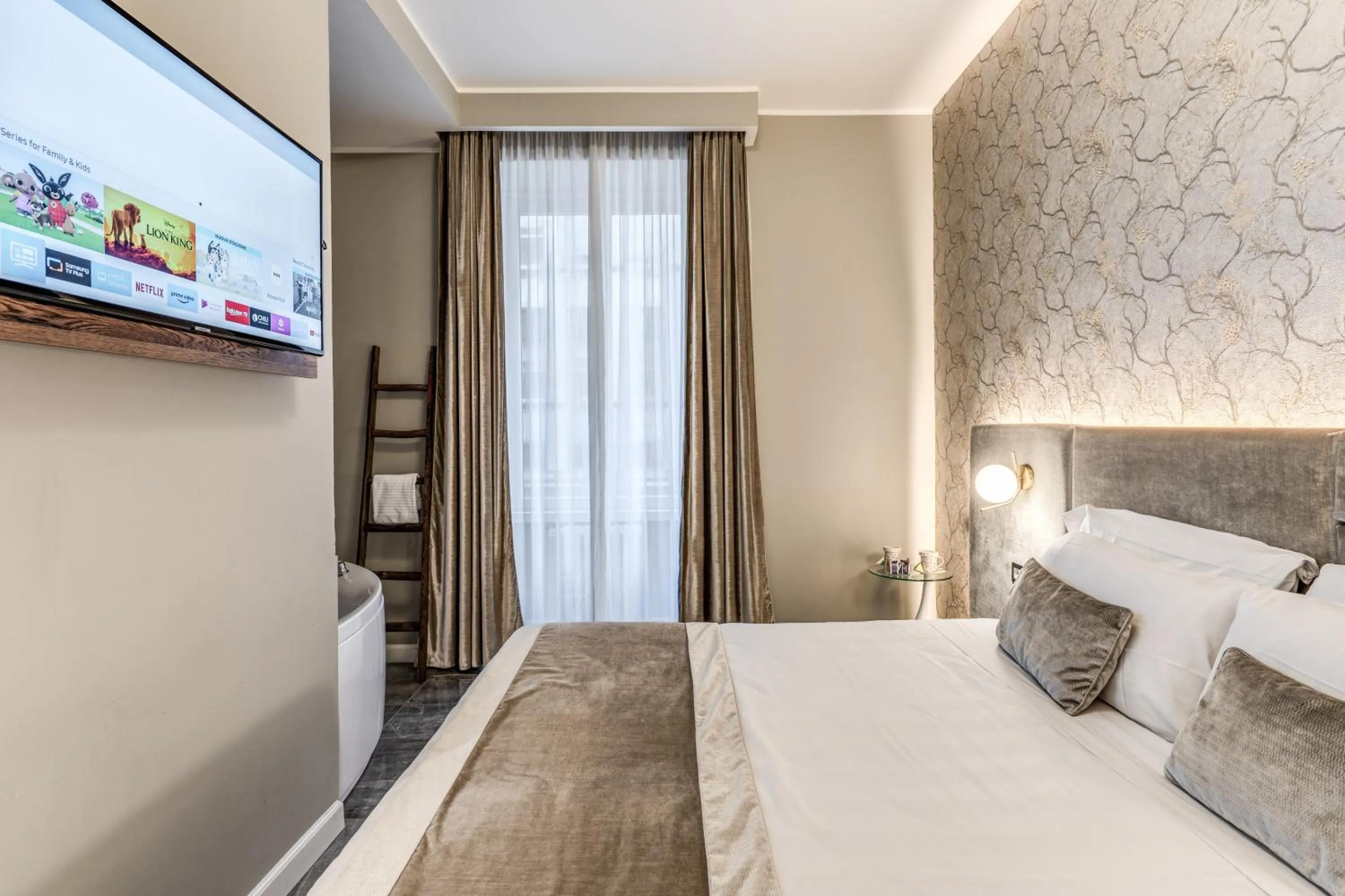 Hot Tub, Bed in Apollo Boutique Hotel