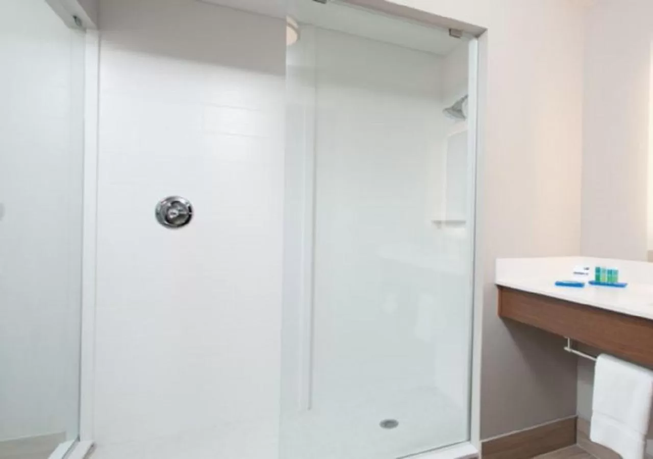 Shower in Holiday Inn Express Quantico - Stafford by IHG