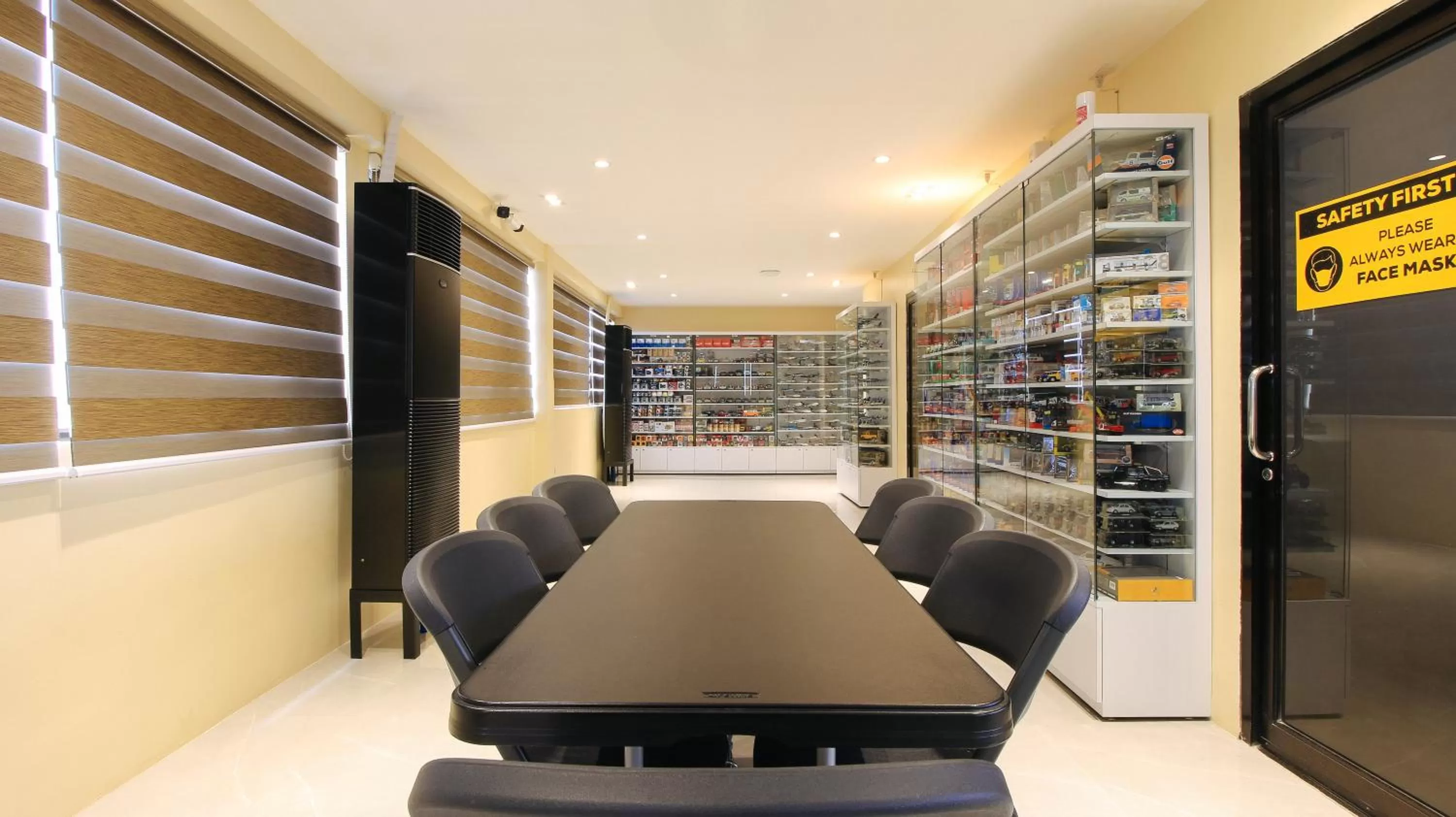 Meeting/conference room in RedDoorz at Hotel Rosemarie