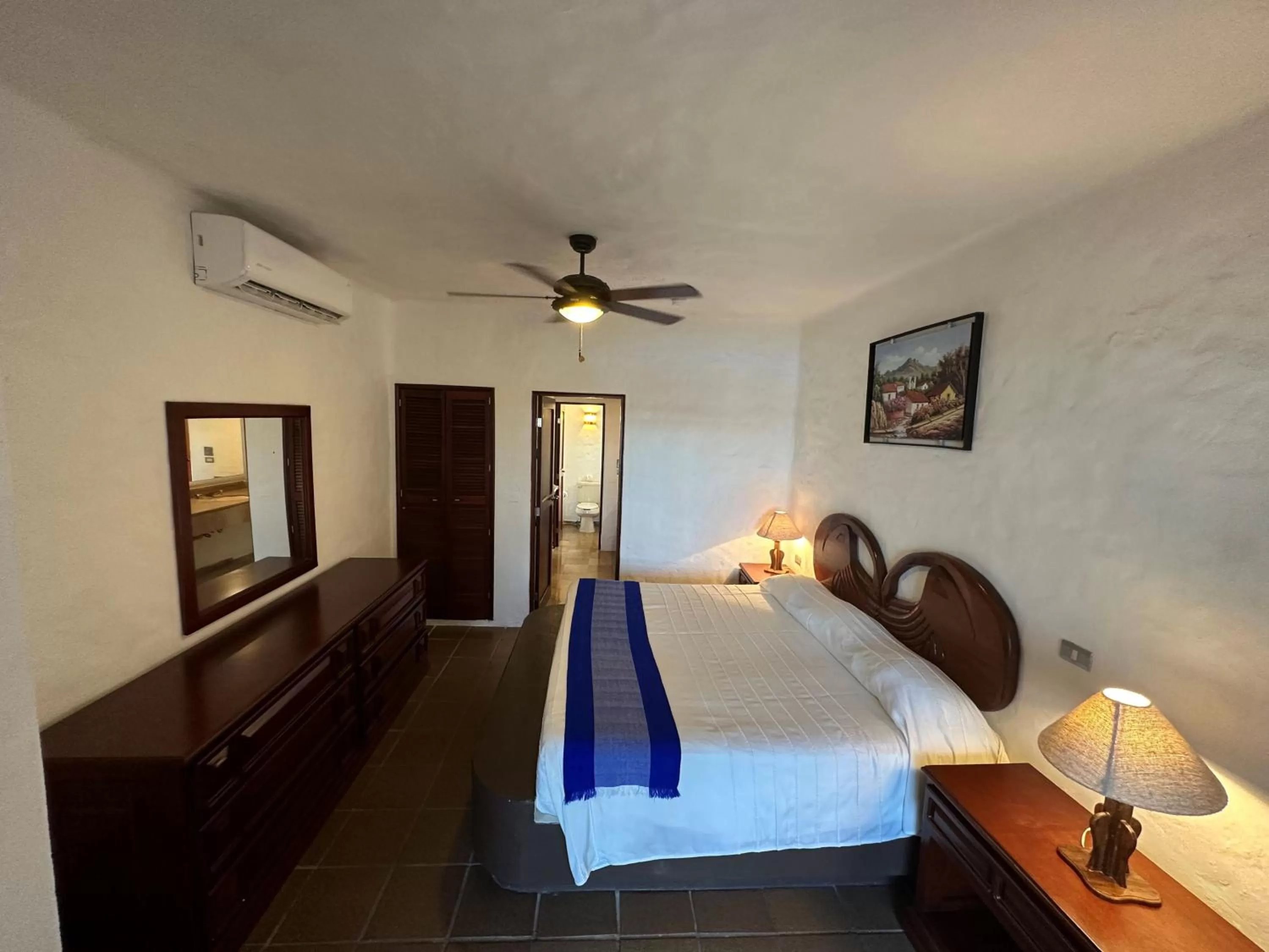 Property building, Bed in Hotel Quijote Inn