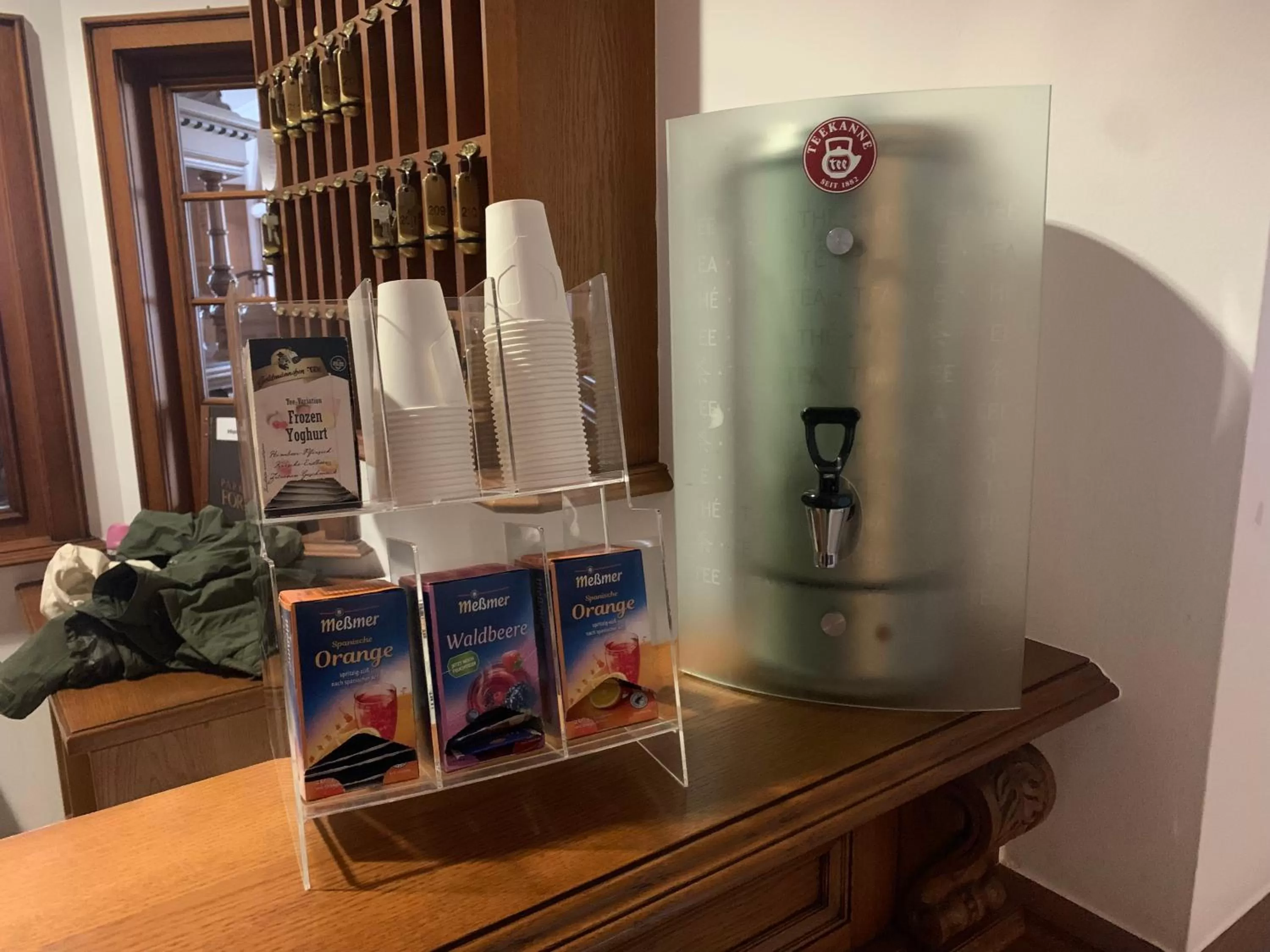 Coffee/tea facilities in Parkhotel Forsthaus