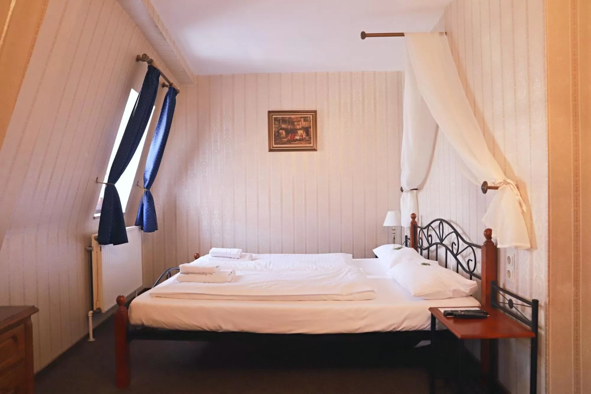 Bed in Hotel Schwarzer Adler