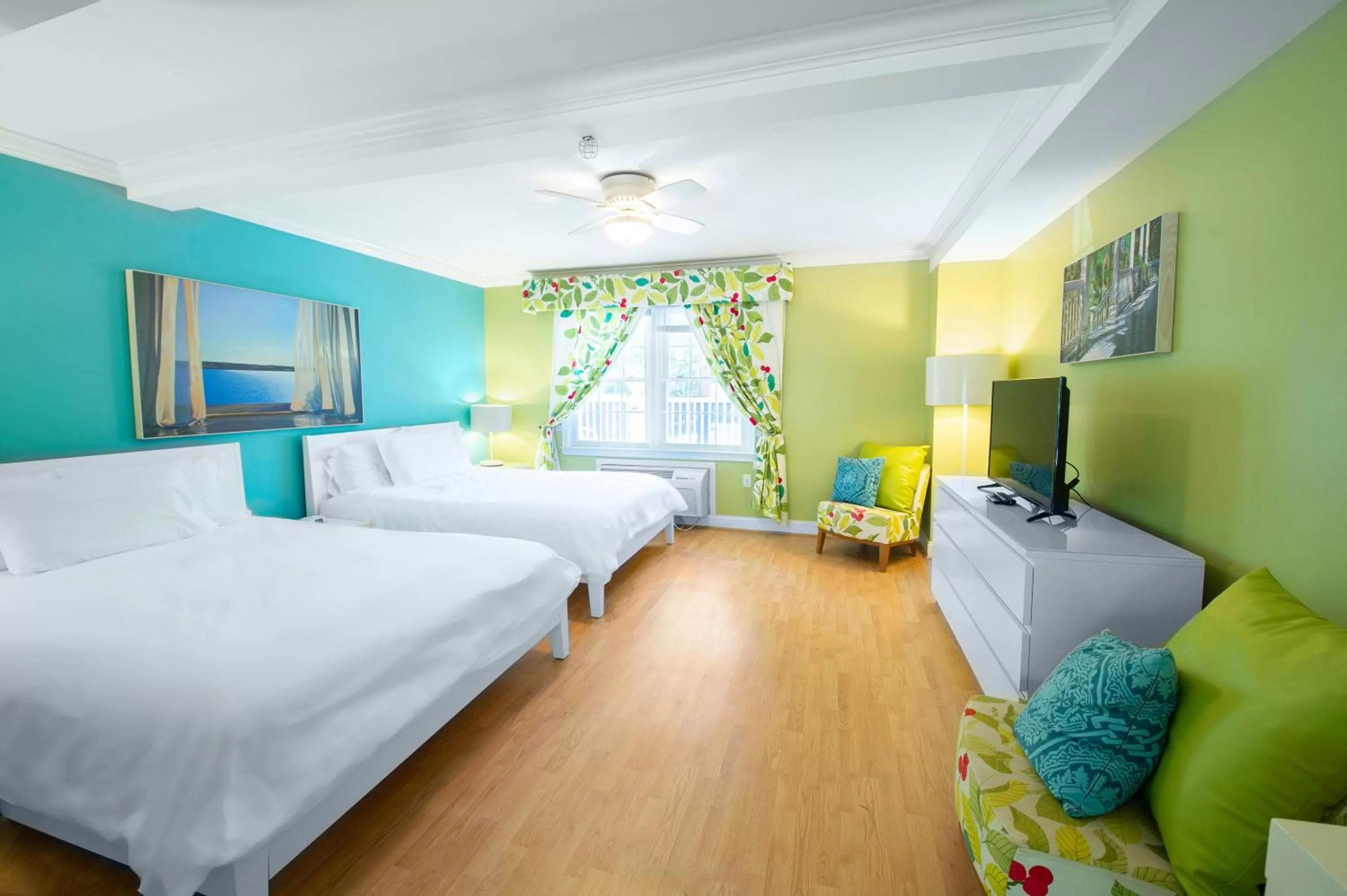 Photo of the whole room, Bed in Canalside Inn