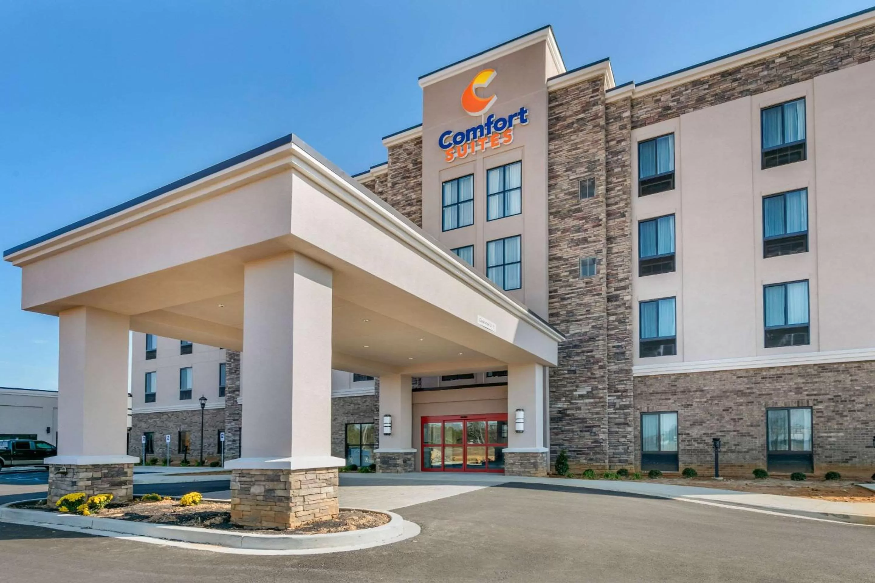 Property building in Comfort Suites North Tupelo