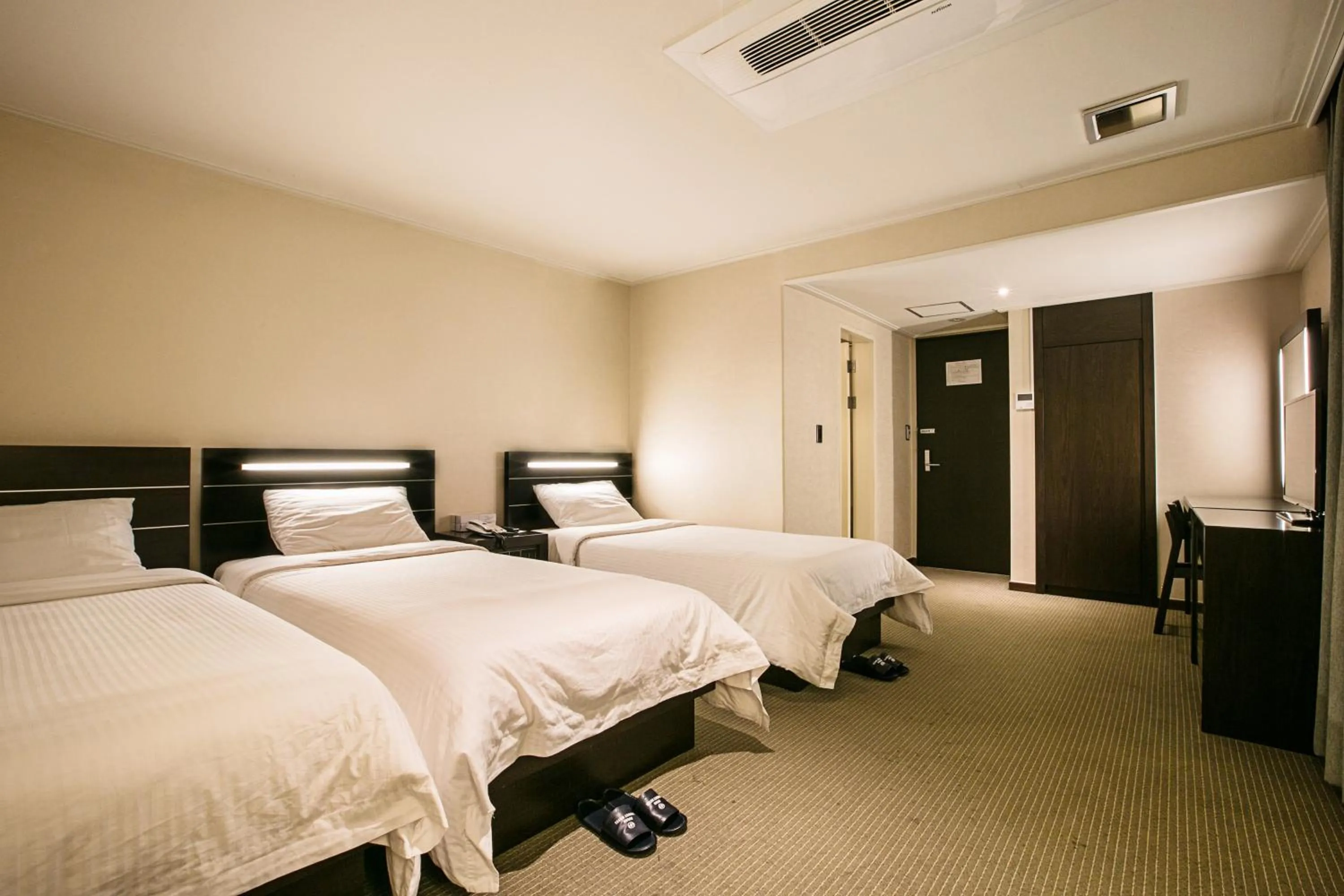 Bedroom, Bed in Busan Tourist Hotel