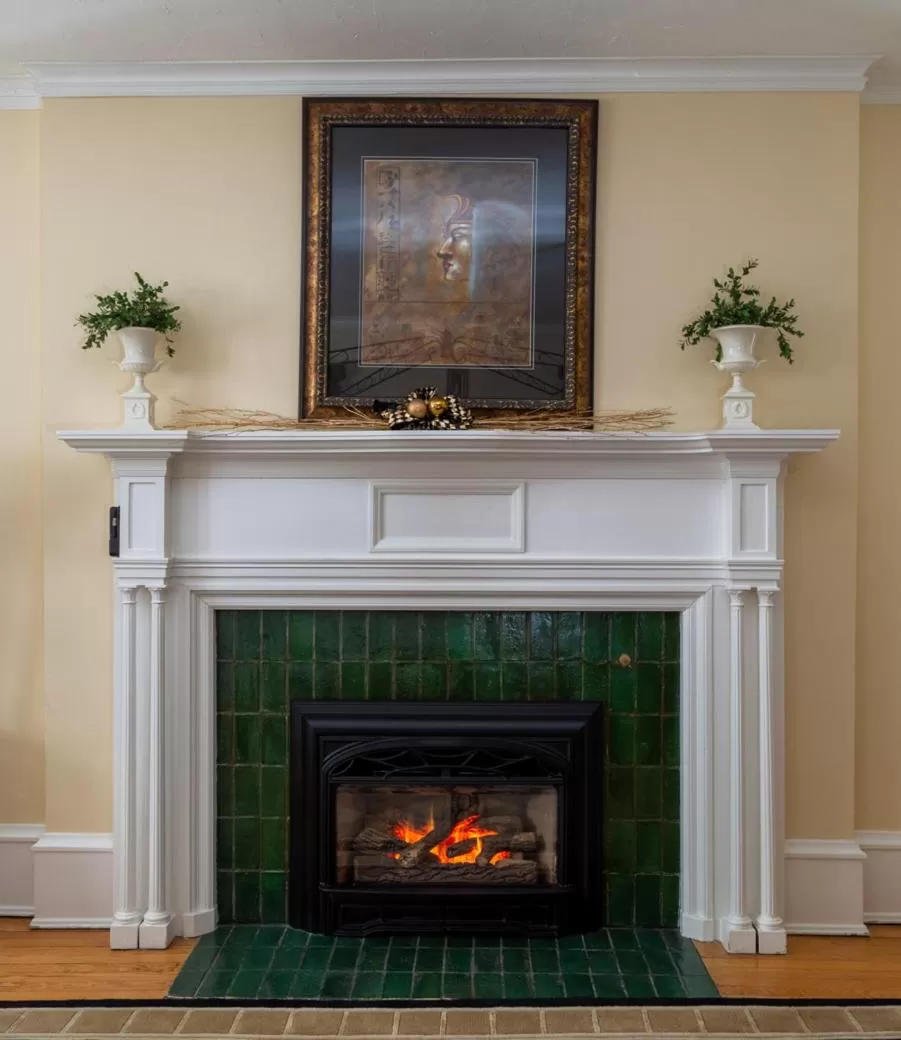 Communal lounge/ TV room, TV/Entertainment Center in Grey Gables Inn