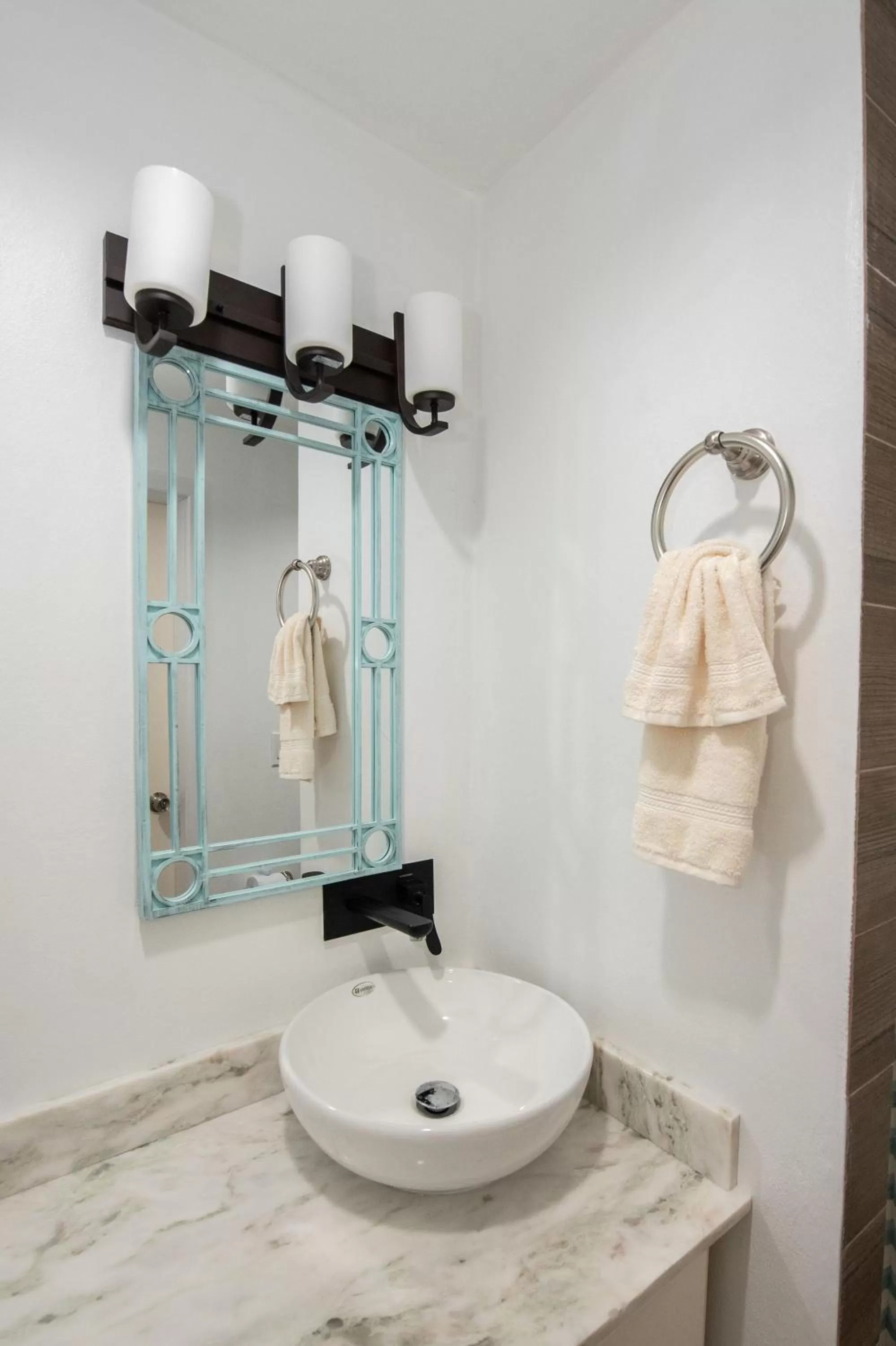 Shower in La Casa de Paz Hotel