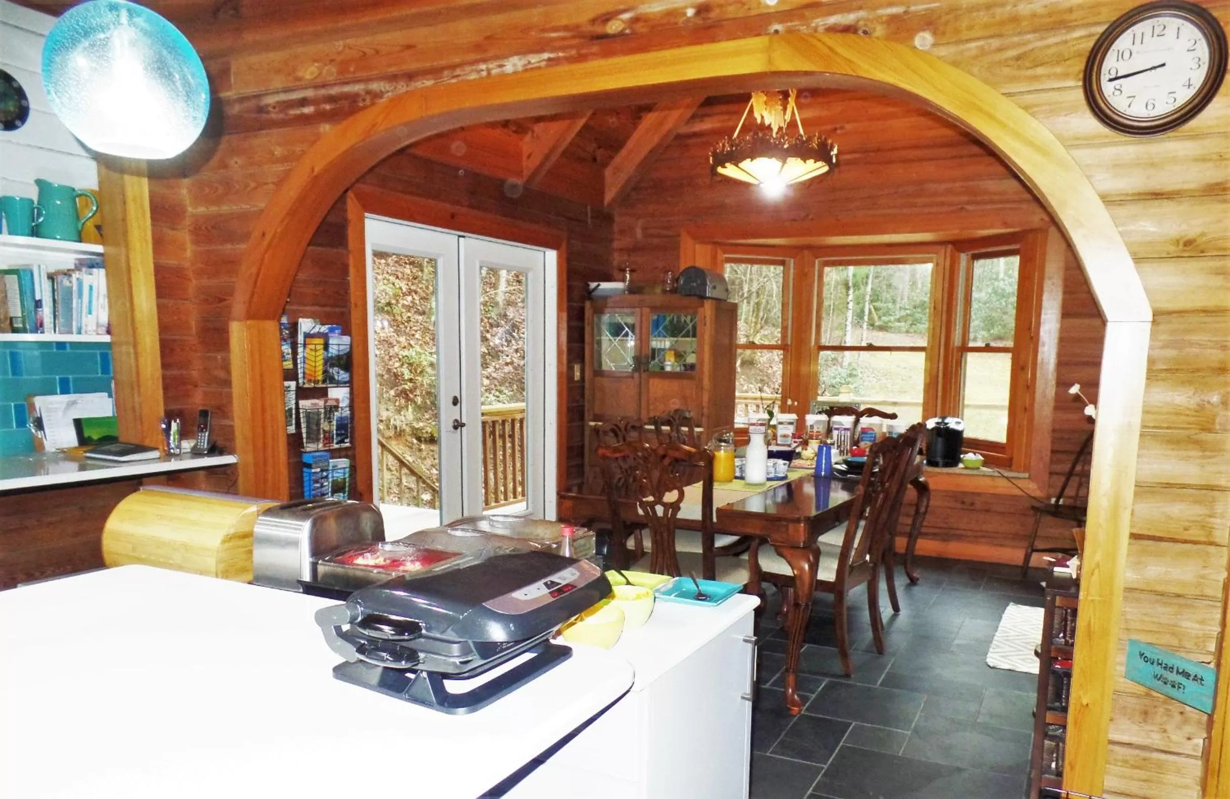 Dining area in Creekside Paradise Bed and Breakfast