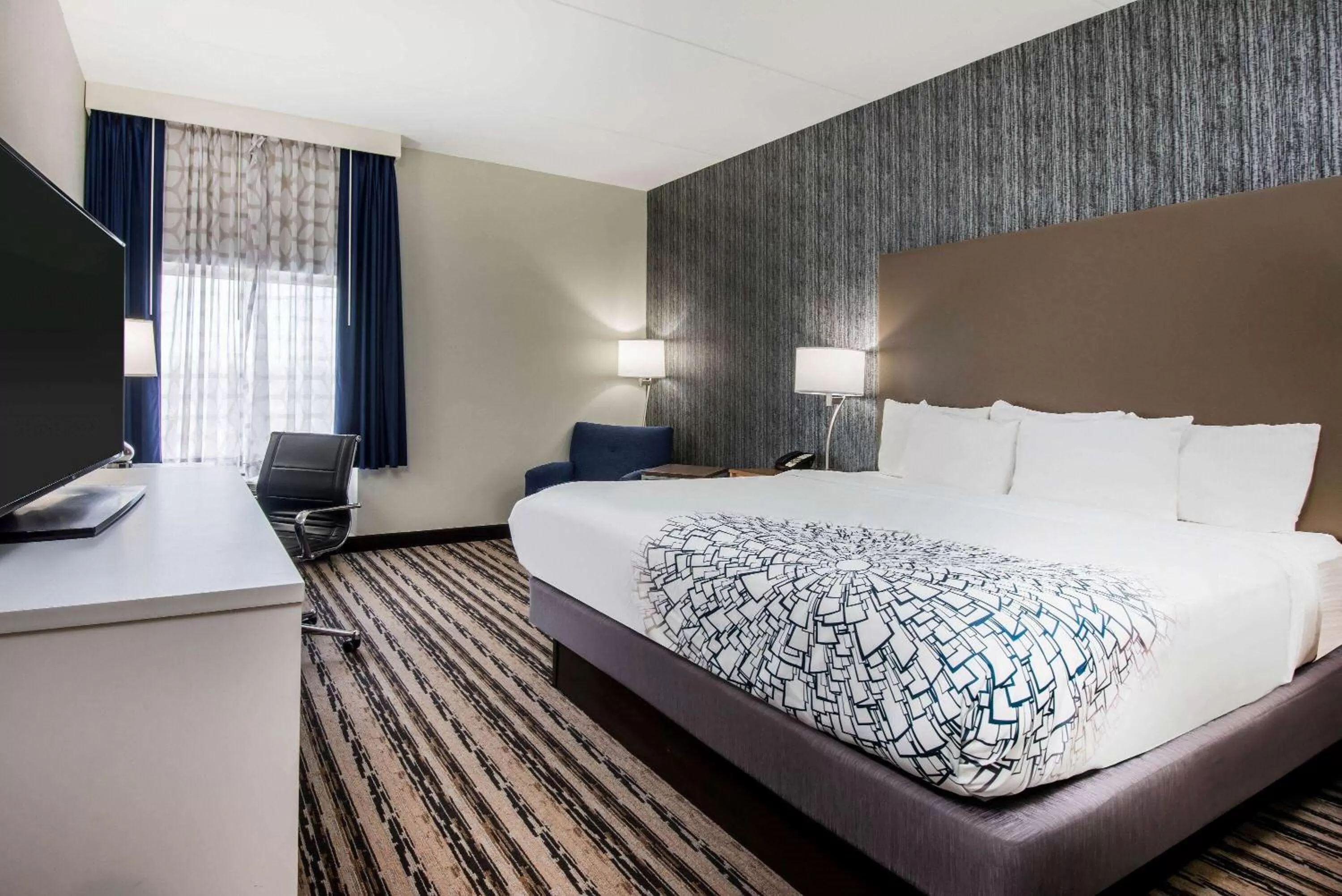 1 King Bed, Deluxe Mobility/Hearing Accessible Room, Tub w/Grab Bars, Non-Smoking in La Quinta by Wyndham Buffalo Amherst