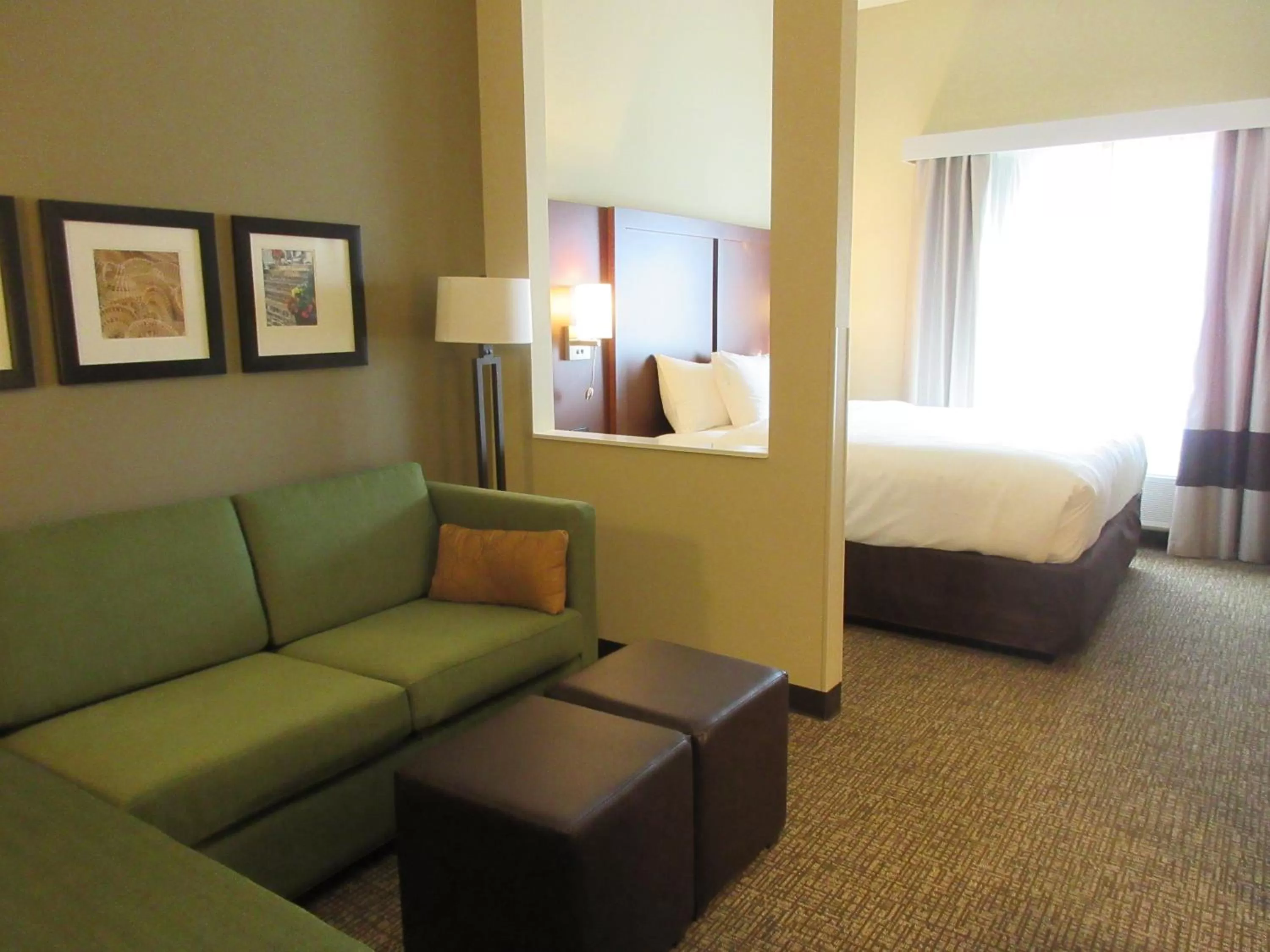 Photo of the whole room, Bed in Comfort Suites Summerville