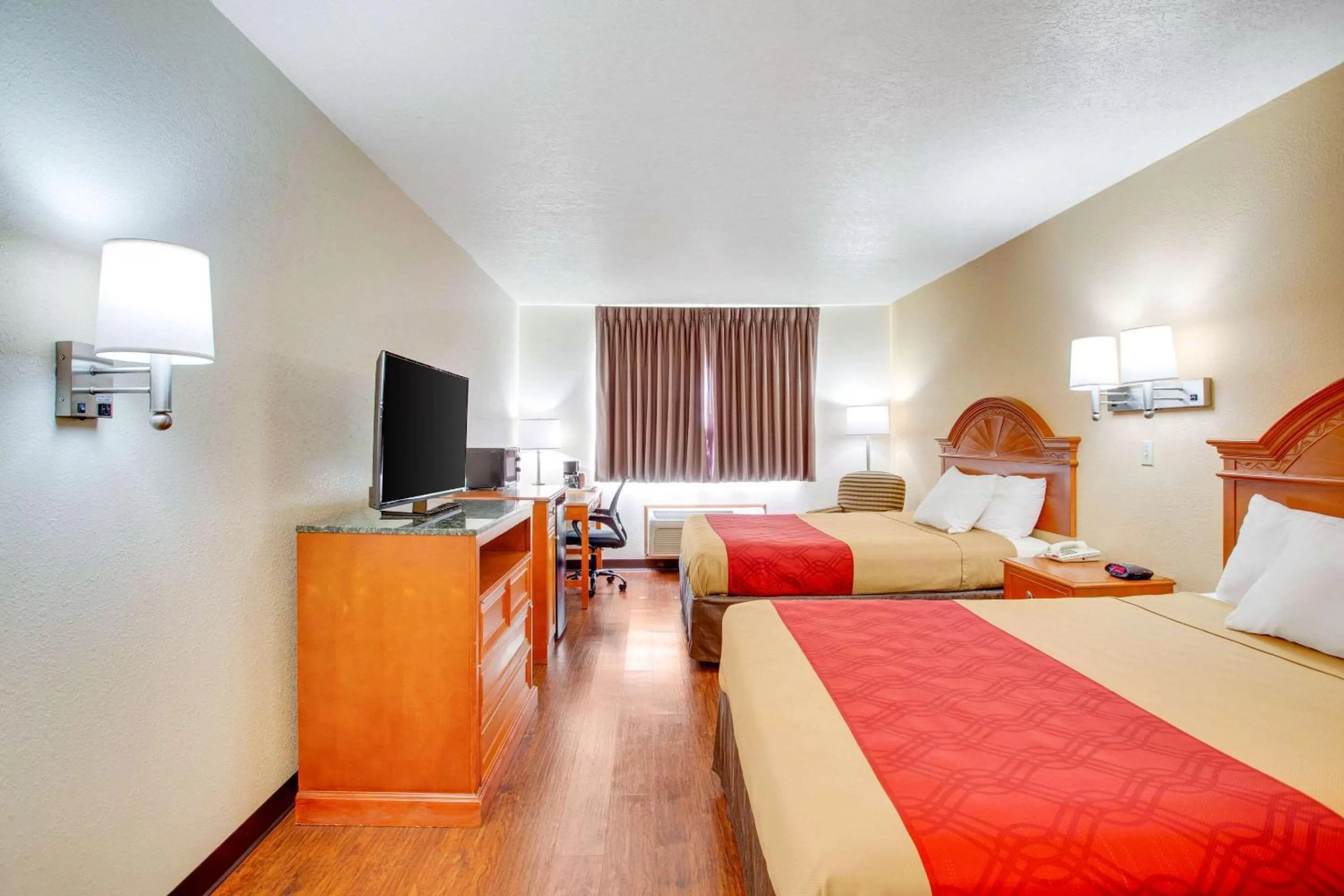 Photo of the whole room, Bed in Econo Lodge Inn & Suites Albuquerque East I-40 Eubank Exit