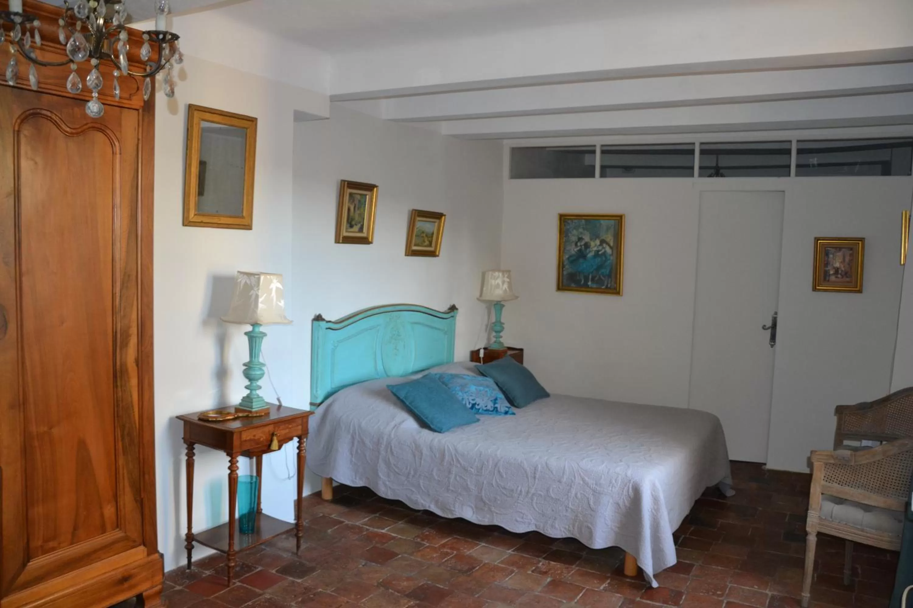 Photo of the whole room, Bed in Maison Saint Louis avec Jacuzzi