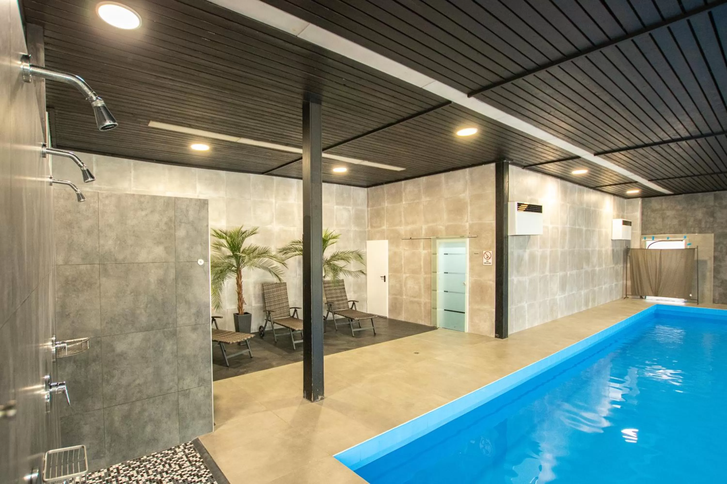 Pool view in El Capitan nähe Movie Park