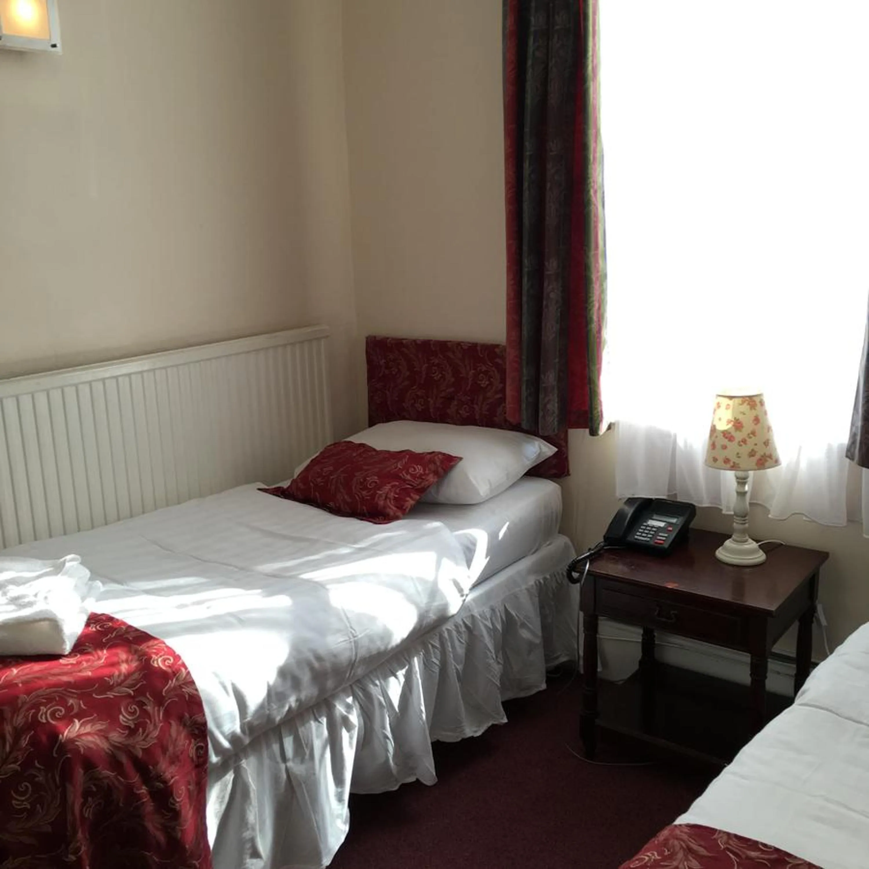 Property building, Bed in The Gordon House Hotel