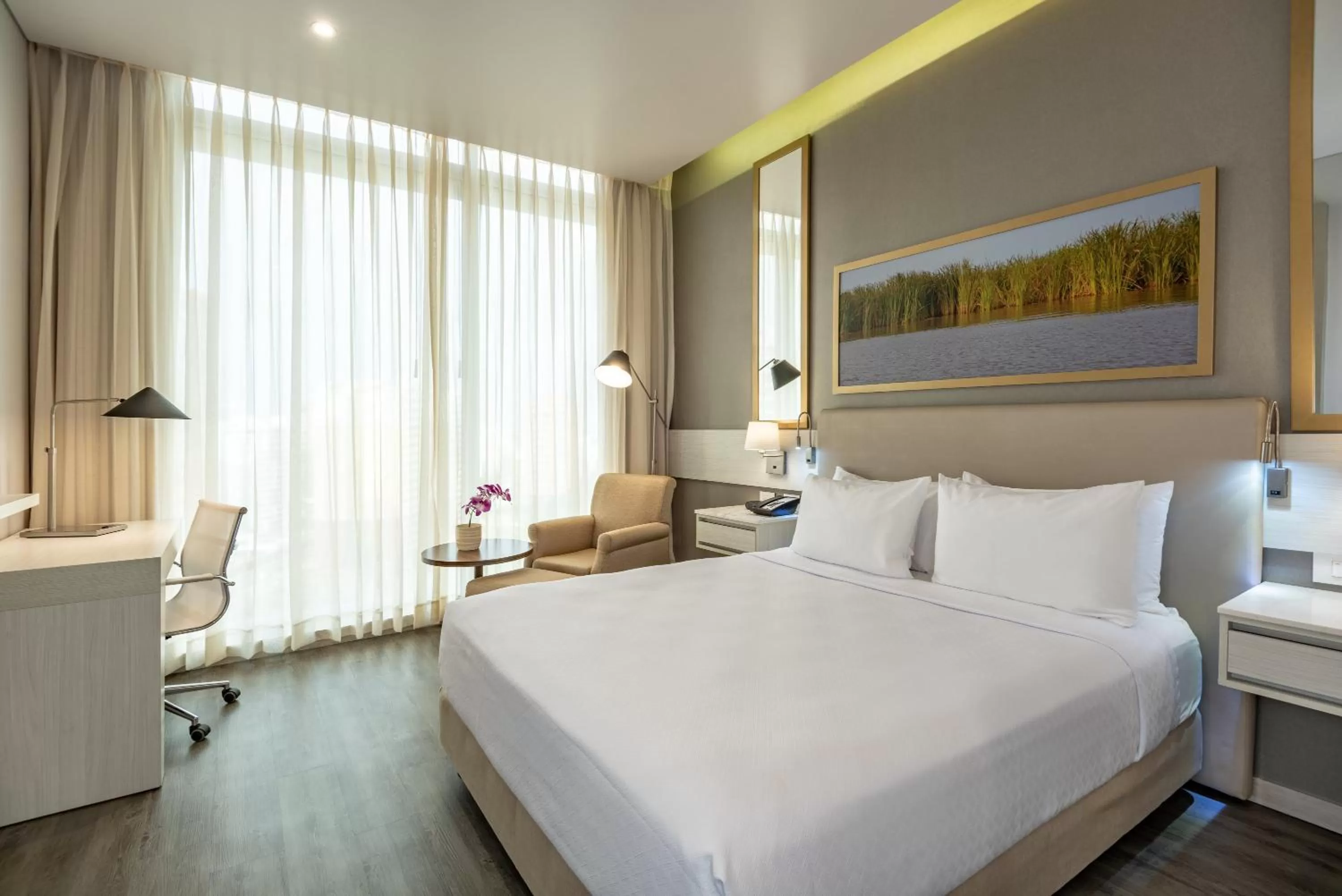 Photo of the whole room, Bed in Crowne Plaza Barranquilla by IHG