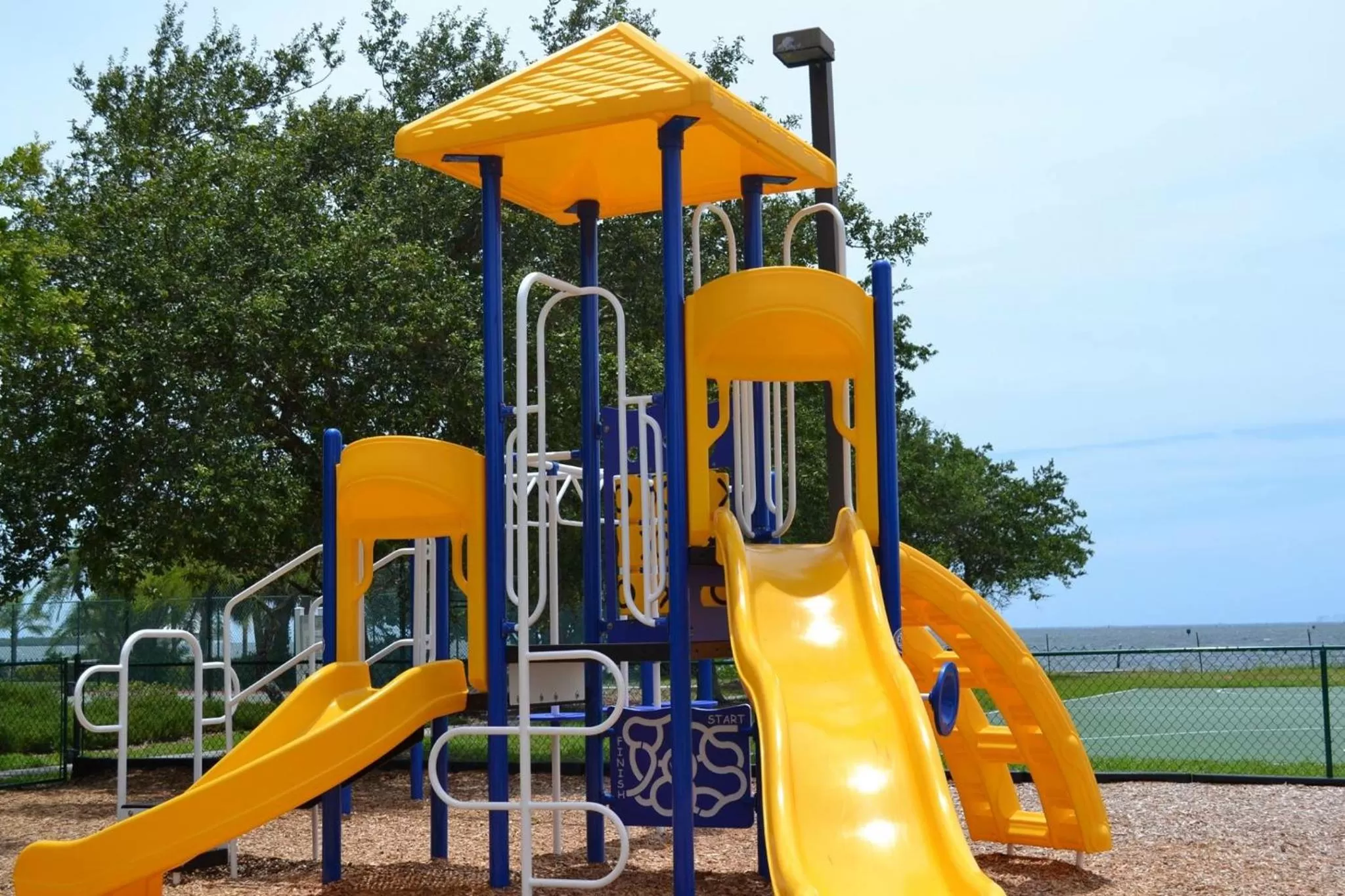 Area and facilities in TAMPA BAY, BEACH step away, WIFI, FREE PARKING,POOLS, JACUZZI