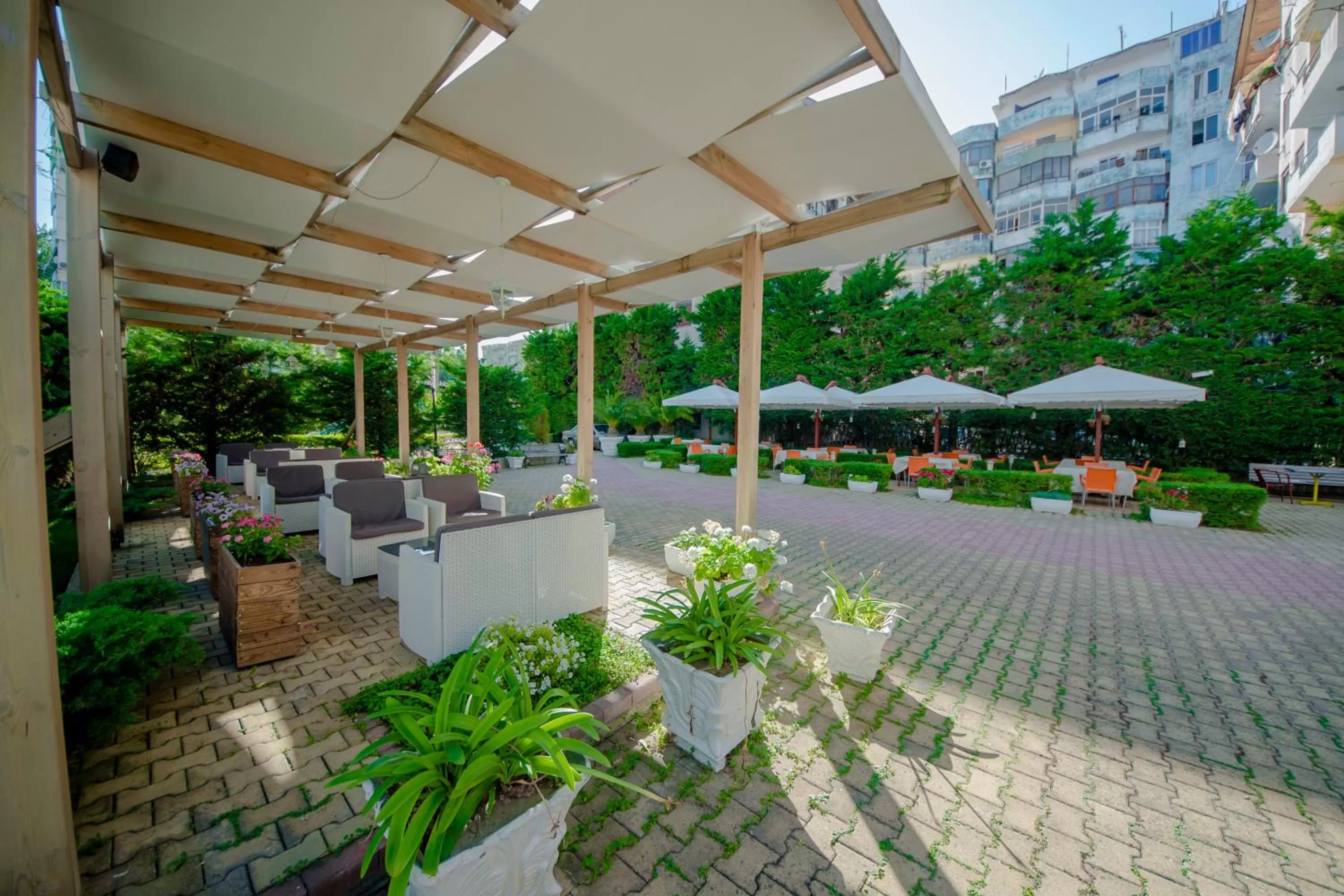 Patio, Restaurant/Places to Eat in Kadrisa Hotel