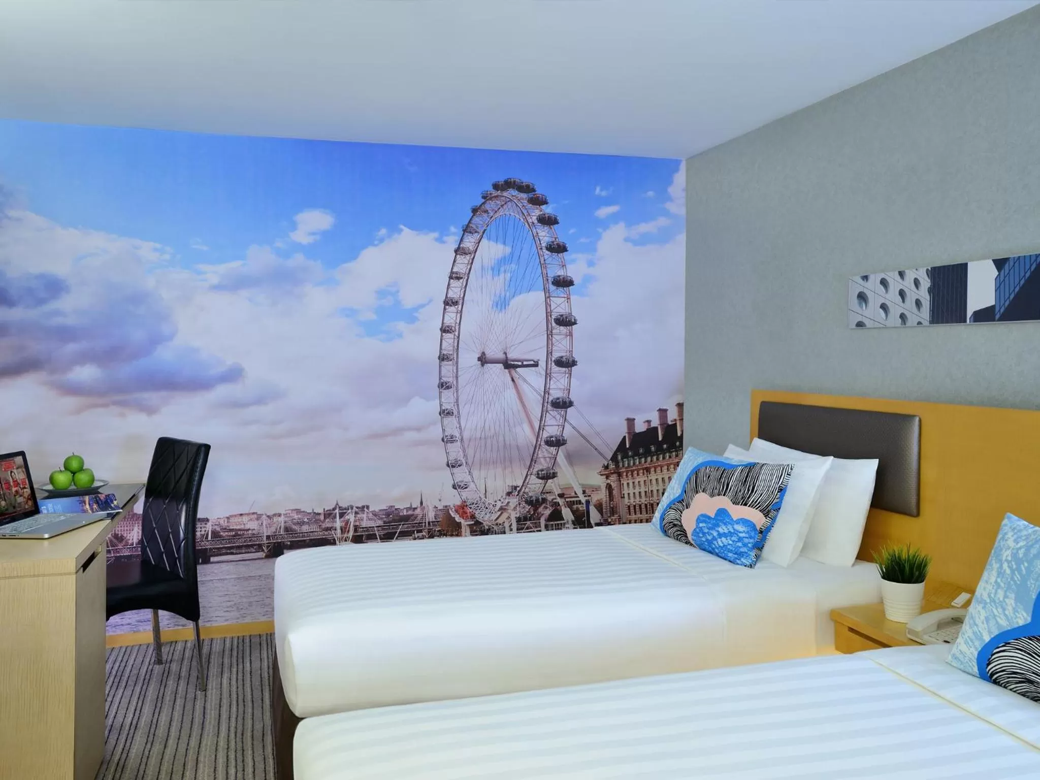 Photo of the whole room, Bed in Kew Green Hotel Wanchai Hong Kong