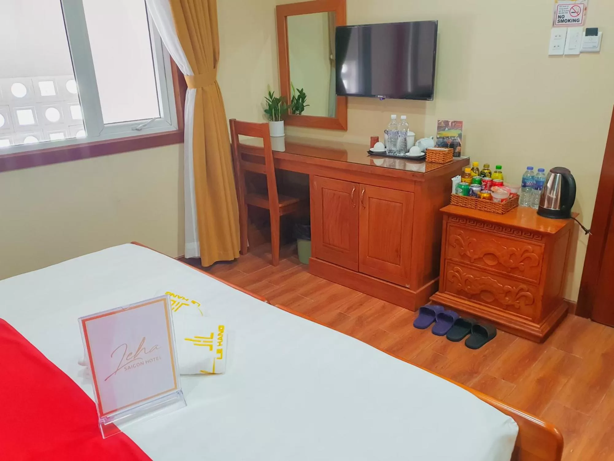 Bed, TV/Entertainment Center in LEHA Saigon Hotel Airport