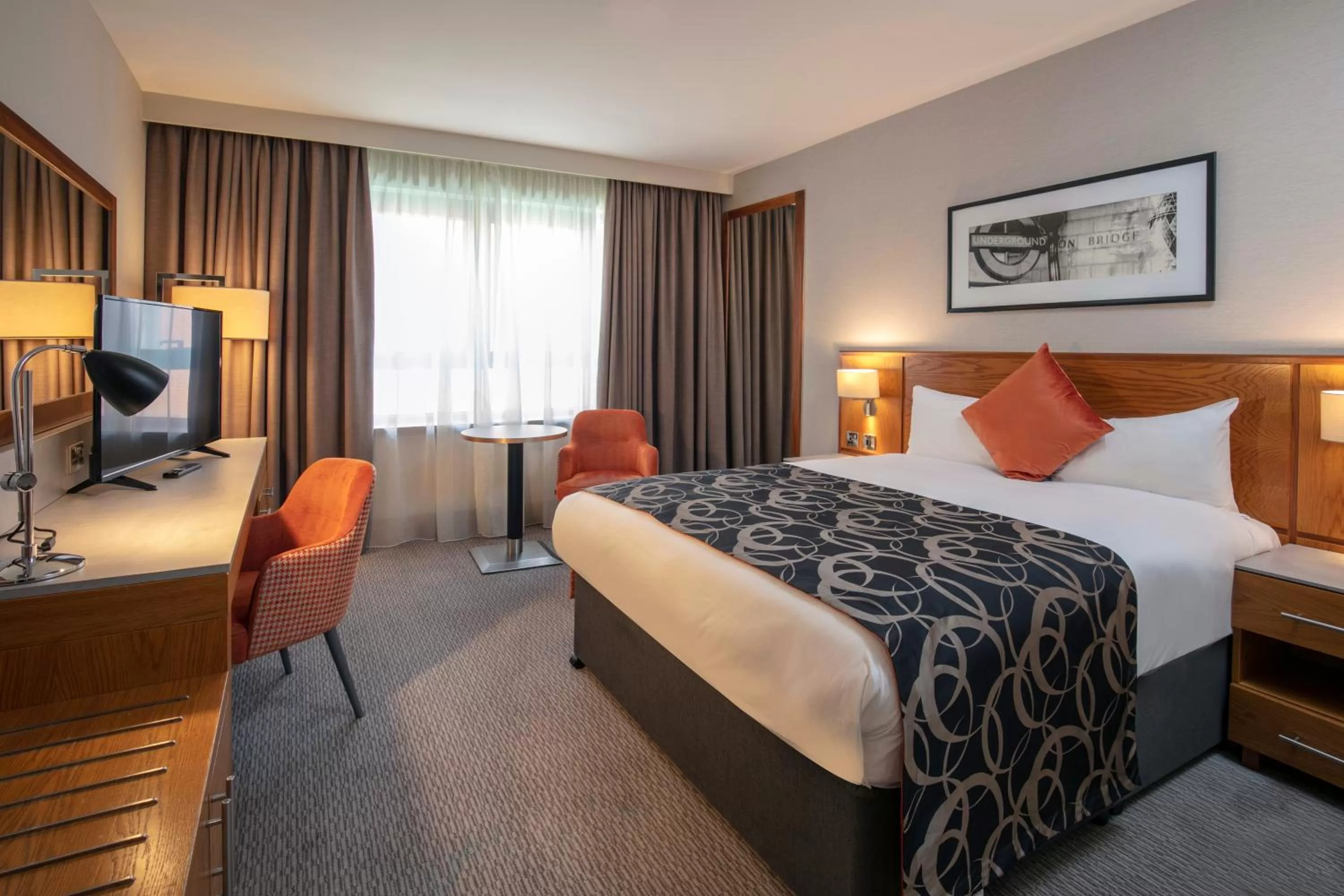 Bedroom, Bed in The Crown London, WorldHotels Distinctive
