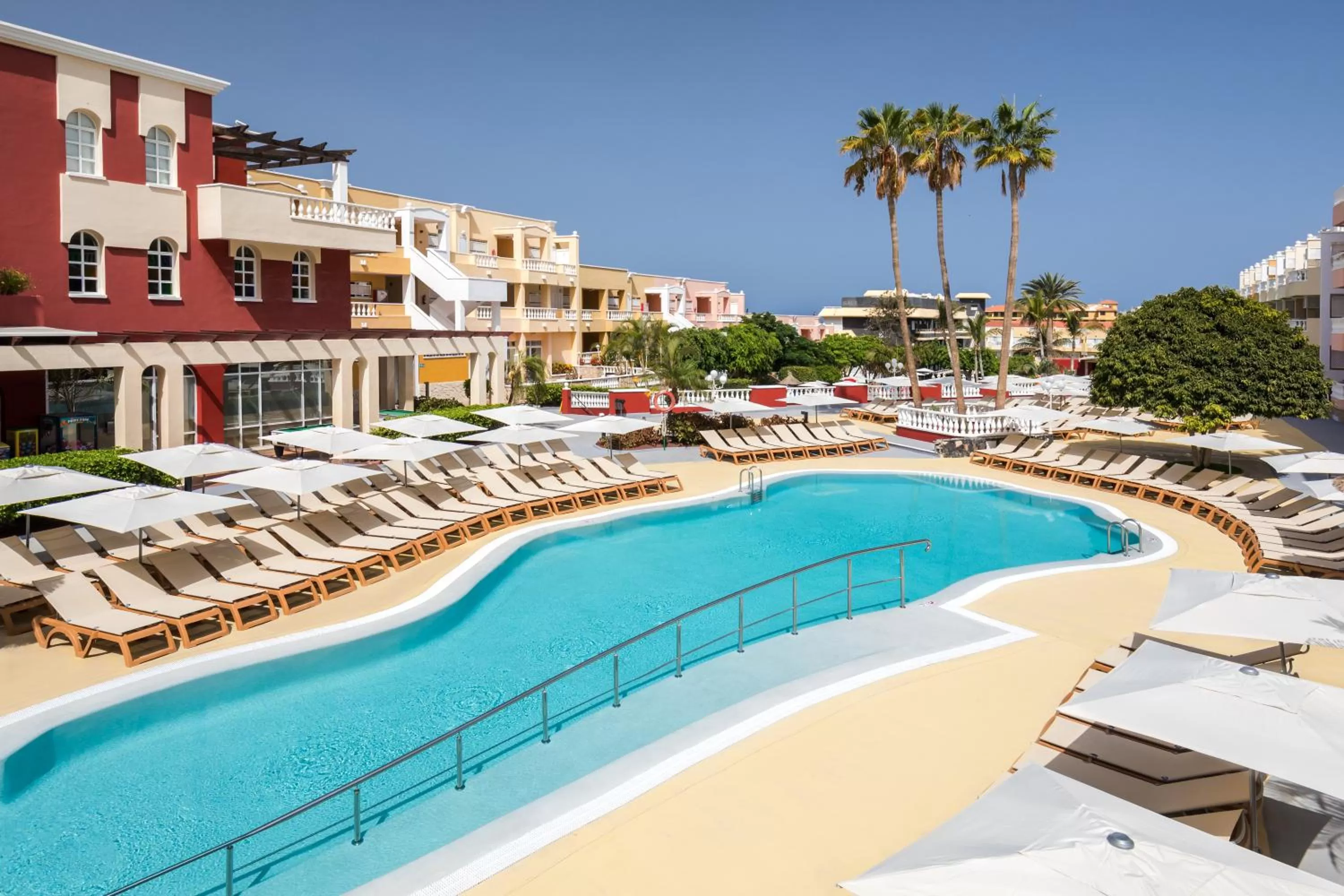 Swimming pool in Allegro Isora