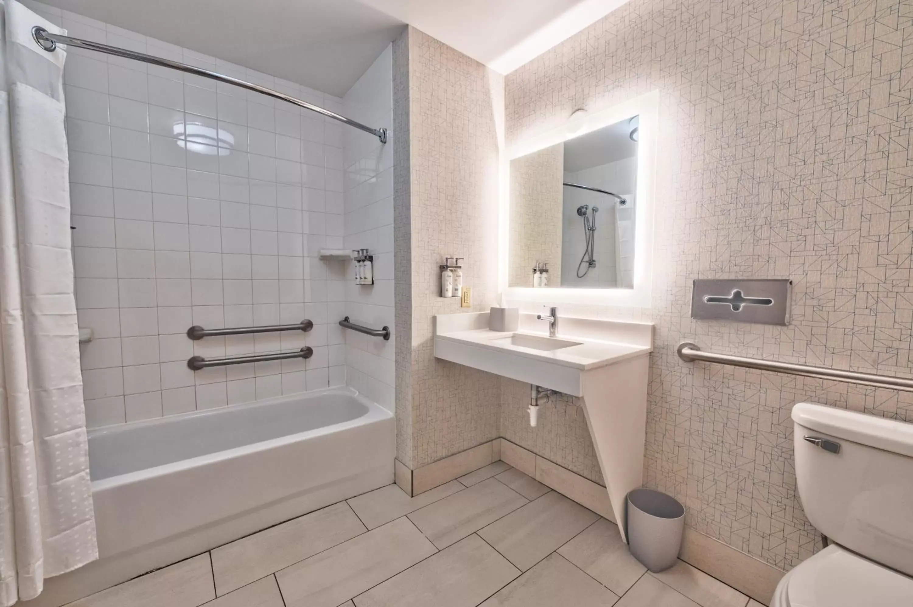 Standard King Room with Mobility Accessible Tub in Holiday Inn Express Hotel & Suites Goshen by IHG Standard King Room with Mobility Accessible Tub in Holiday Inn Express Hotel & Suites Goshen by IHG