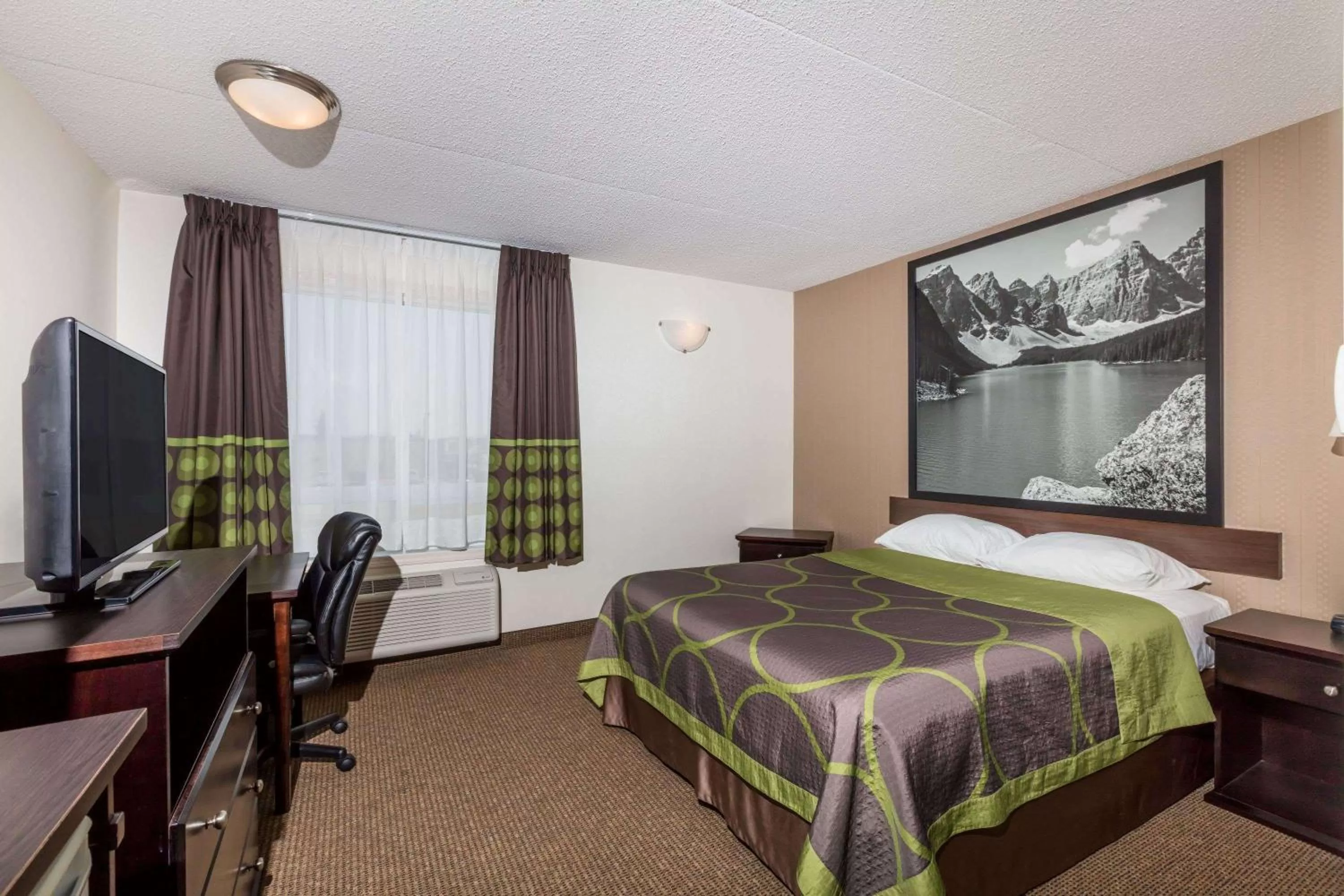 On site, Bed in Super 8 by Wyndham Edson